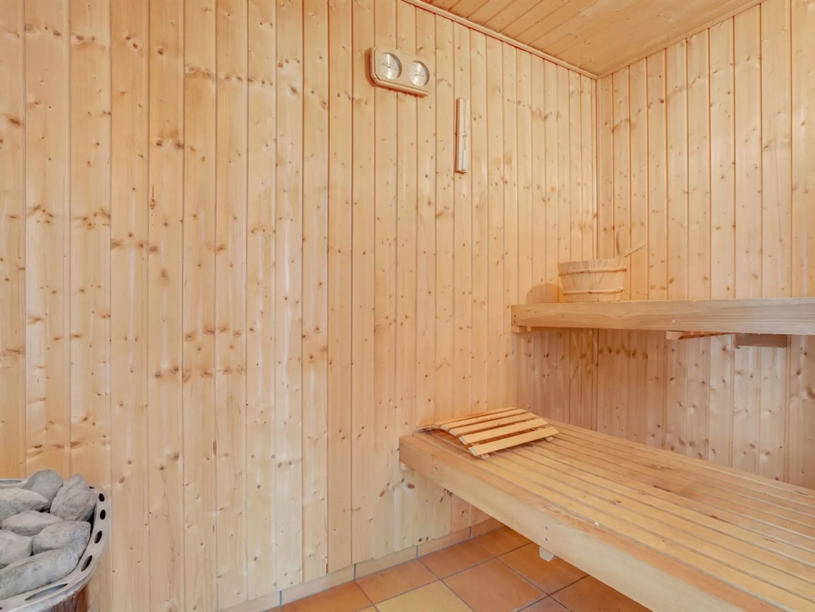 "Myra" - 18km from the sea - Binnen