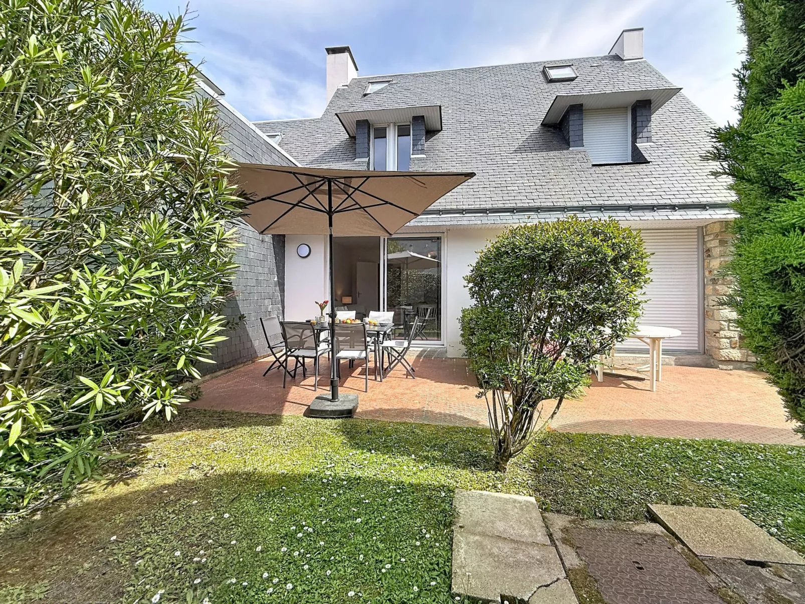 Village de Légenèse - Buiten