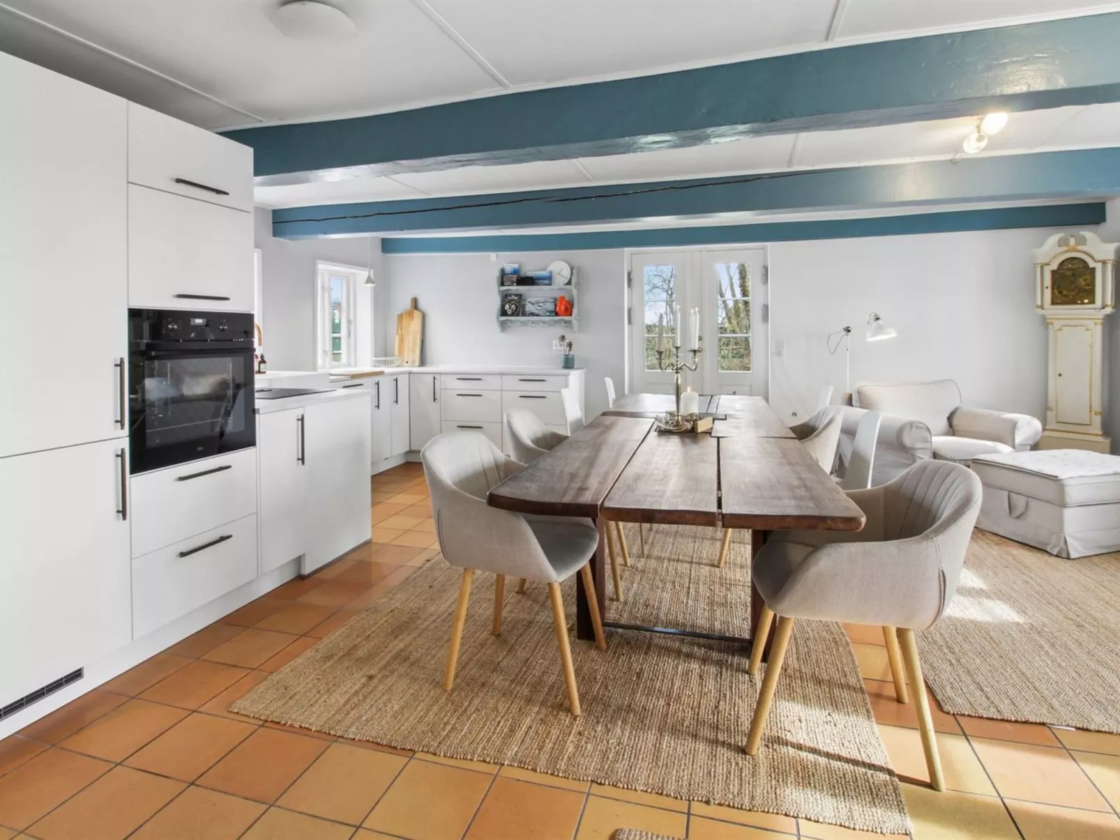 "Myra" - 18km from the sea - Binnen