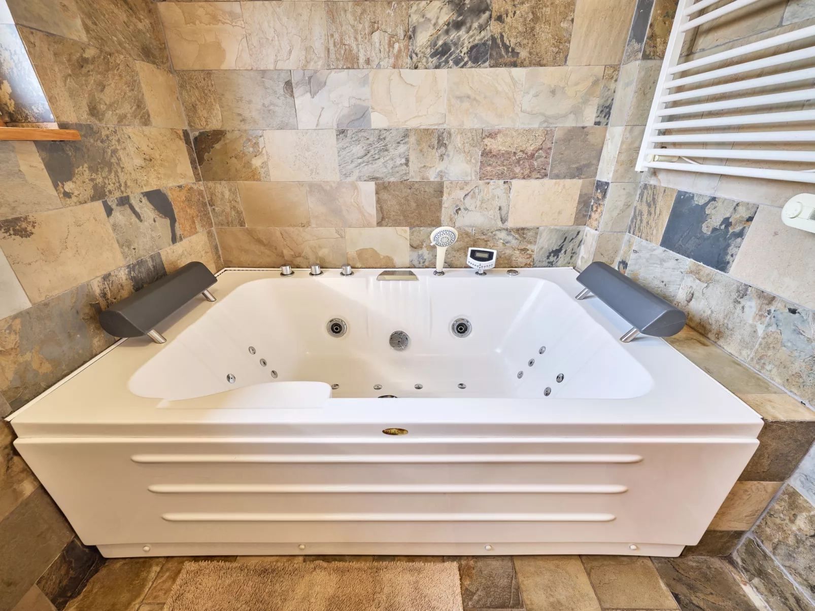 Timber Lodge with Hydromassage - Binnen