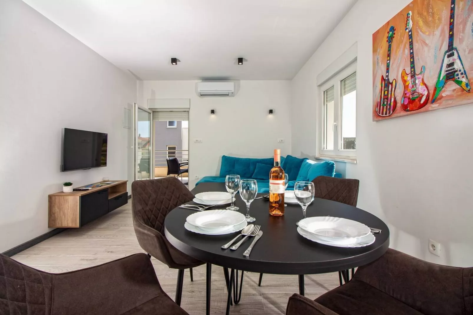 Modern Apartments with Private Balcony - Premium One Bedroom Apartment (Owner S2) - Woonkamer