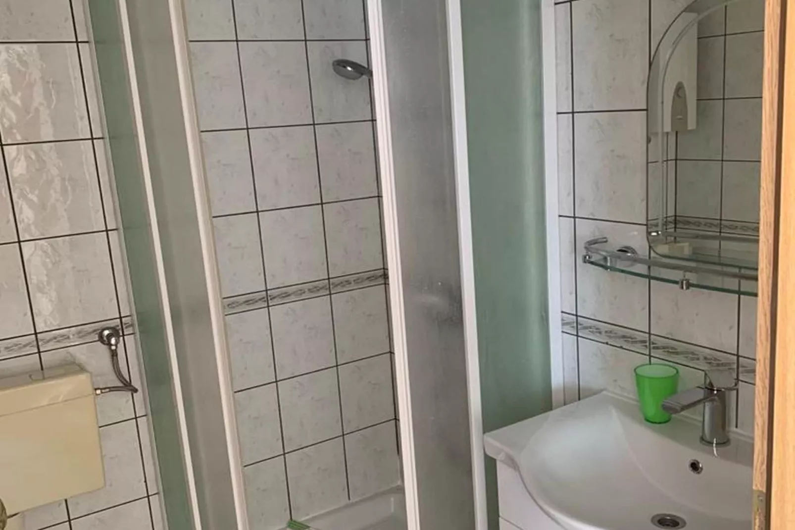 Mastrinka Bright Apartment with Free Parking and Modern Amenities - Two Bedroom Apartment - Badkamer