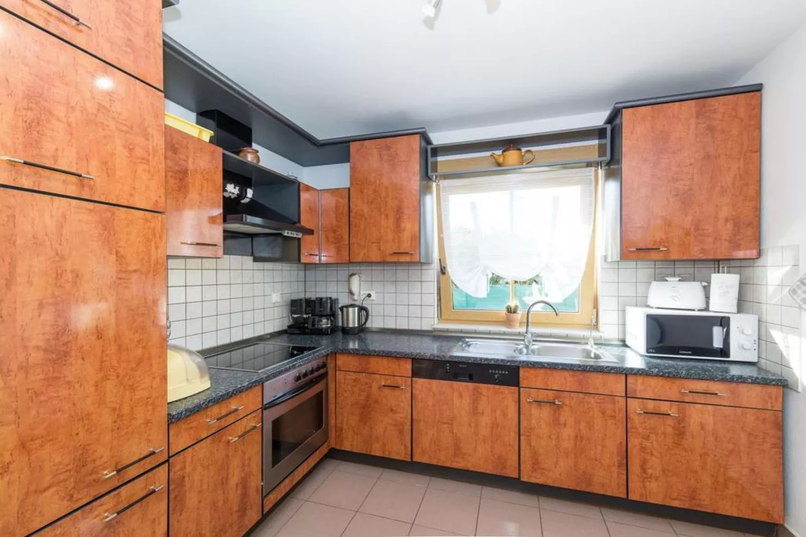 Spacious Holiday Home with Pool and Hot Tub in Kastel Stari - Four Bedroom Holiday Home with Pool - Keuken