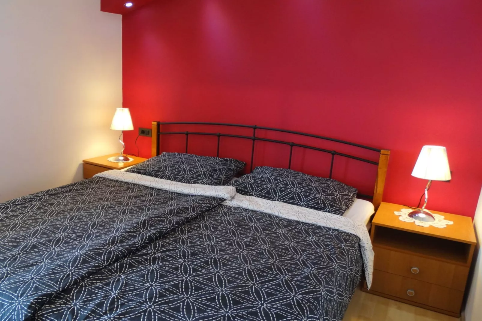 Scenic and Sunny Apartments with Sea View and Balcony - Two Bedroom Apartment with Balcony (owner veliki) - Slaapkamer