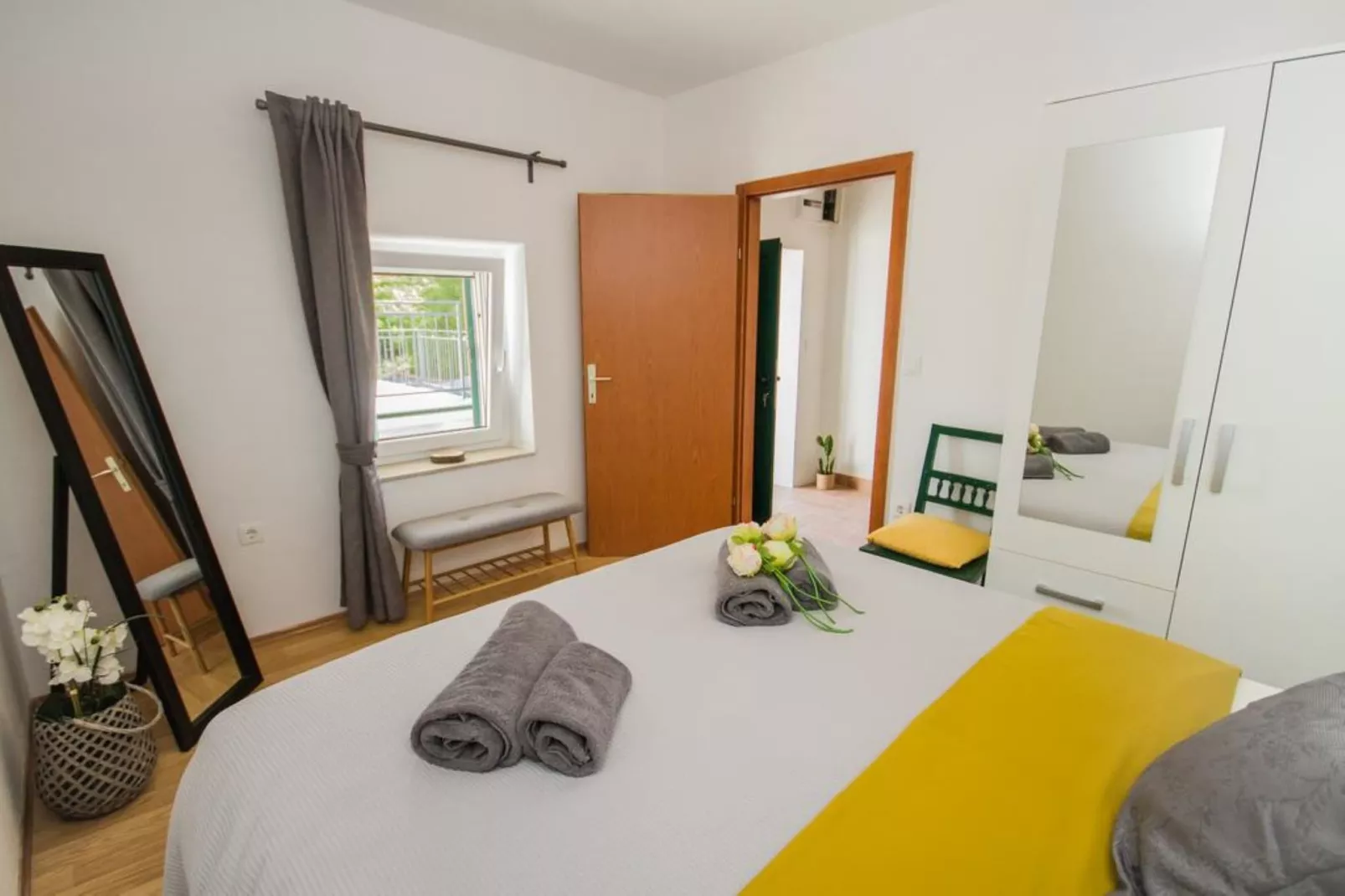 Tranquil Getaway Villa Prapatnica with Pool and Garden - Three  Bedroom Villa with Pool - Slaapkamer
