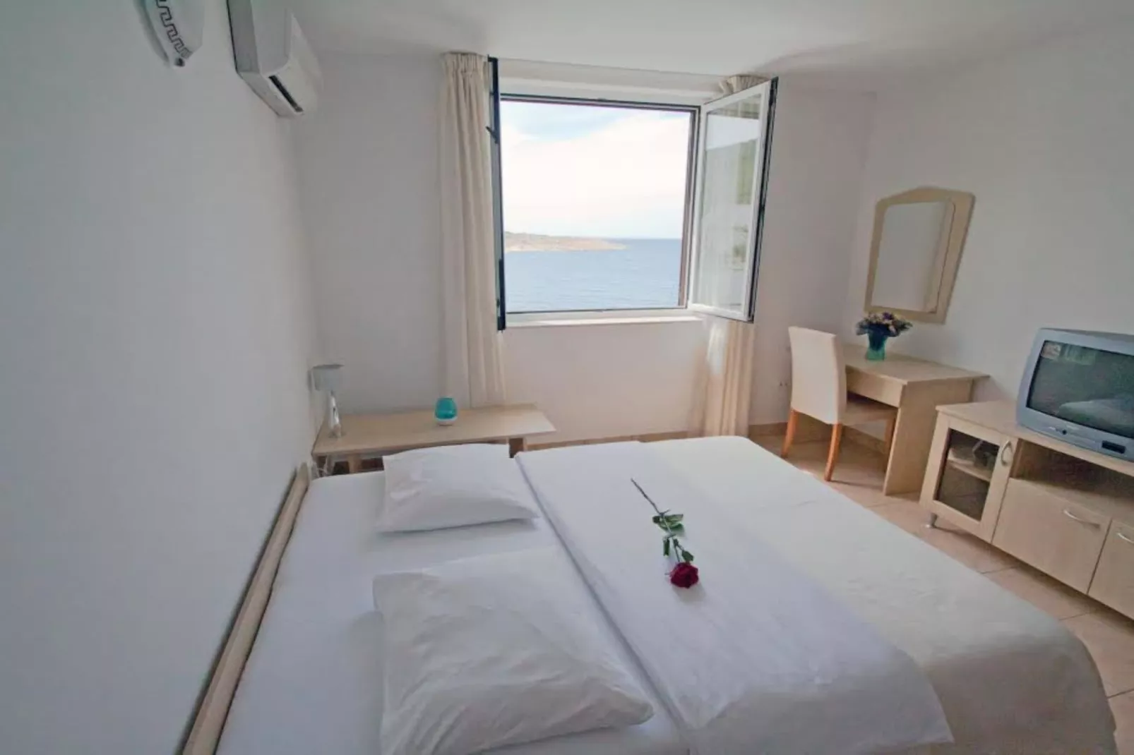 Beachfront Apartments Tamarix - Studio Apartment 2 - Slaapkamer