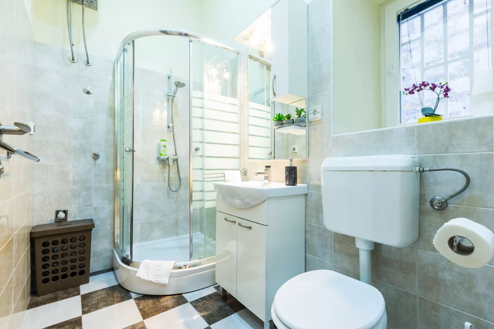 Charming and Historic Old Town Apartments - Twin Room - Badkamer