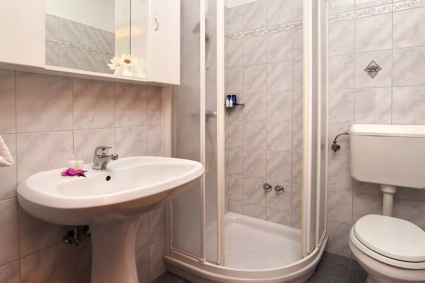 Splendid Beachfront Medveja Apartments - Studio with Balcony and Sea View 2 - Badkamer