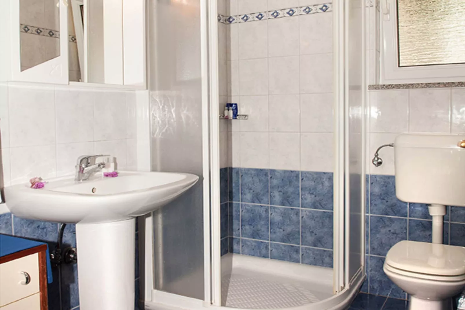 Splendid Beachfront Medveja Apartments - Standard One bedroom Apartment with  Balcony and Sea View 1 - Badkamer