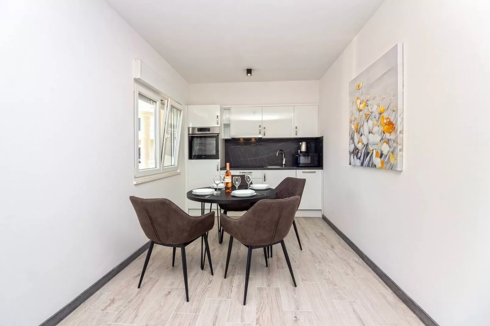 Modern Apartments with Private Balcony - One Bedroom Apartment (Owner S1) - Eetkamer