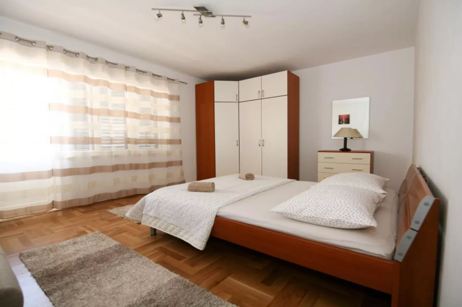 Spacious Beachfront Apartment Ciovo - Four Bedroom Apartment with Sea View - Slaapkamer