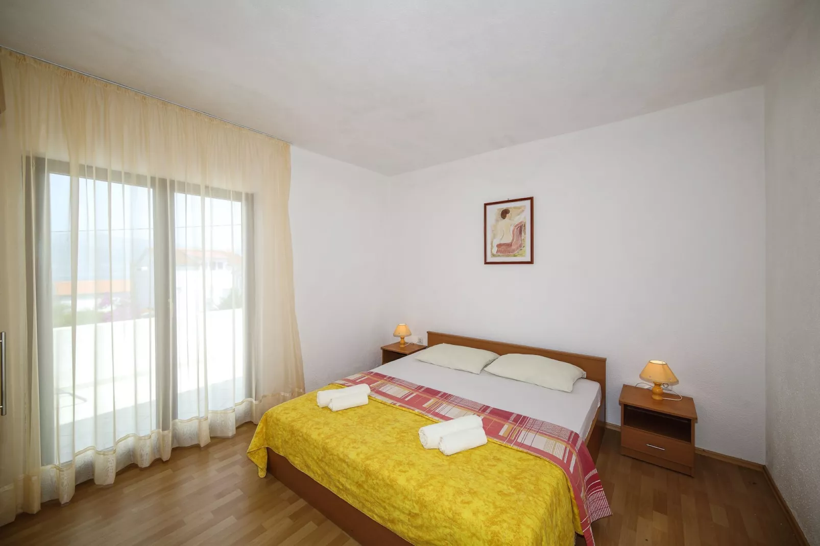 Cozy Beachfront Holiday Home Slatine - Five Bedroom Holiday Home with Terrace and Sea View - Slaapkamer