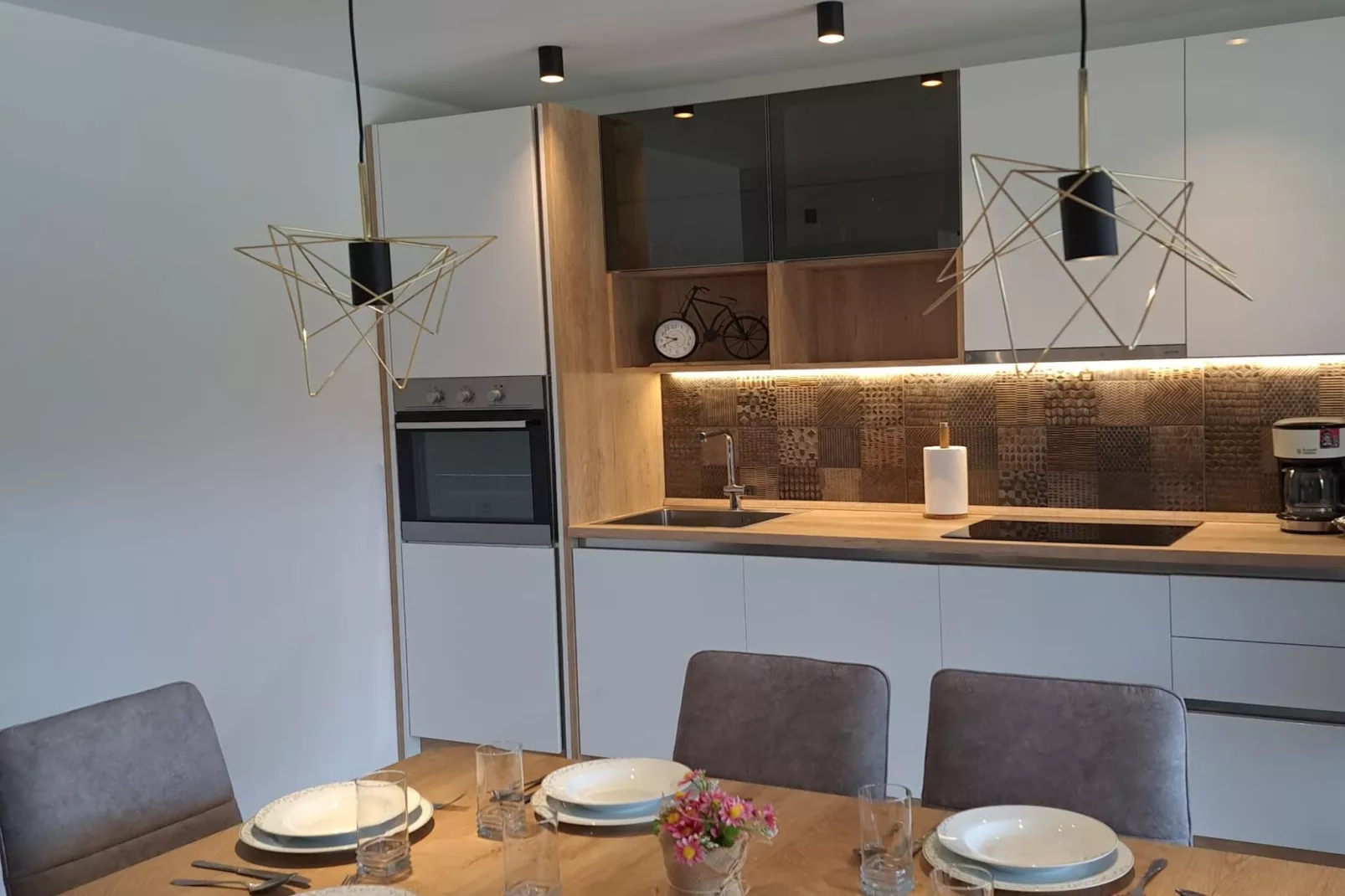 Tranquil Holiday Home with Pool, Garden, and Playground in a Peaceful Countryside Setting - Three Bedroom Holiday Home - Keuken