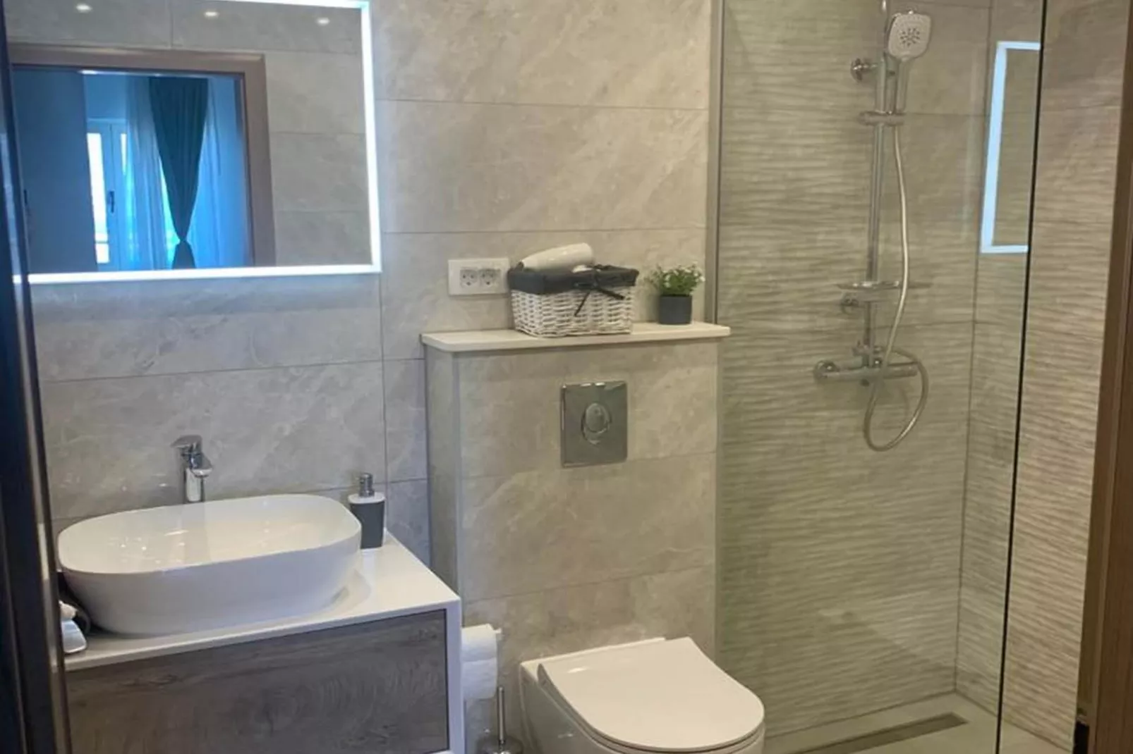 Mastrinka Bright Apartment with Free Parking and Modern Amenities - Two Bedroom Apartment - Badkamer