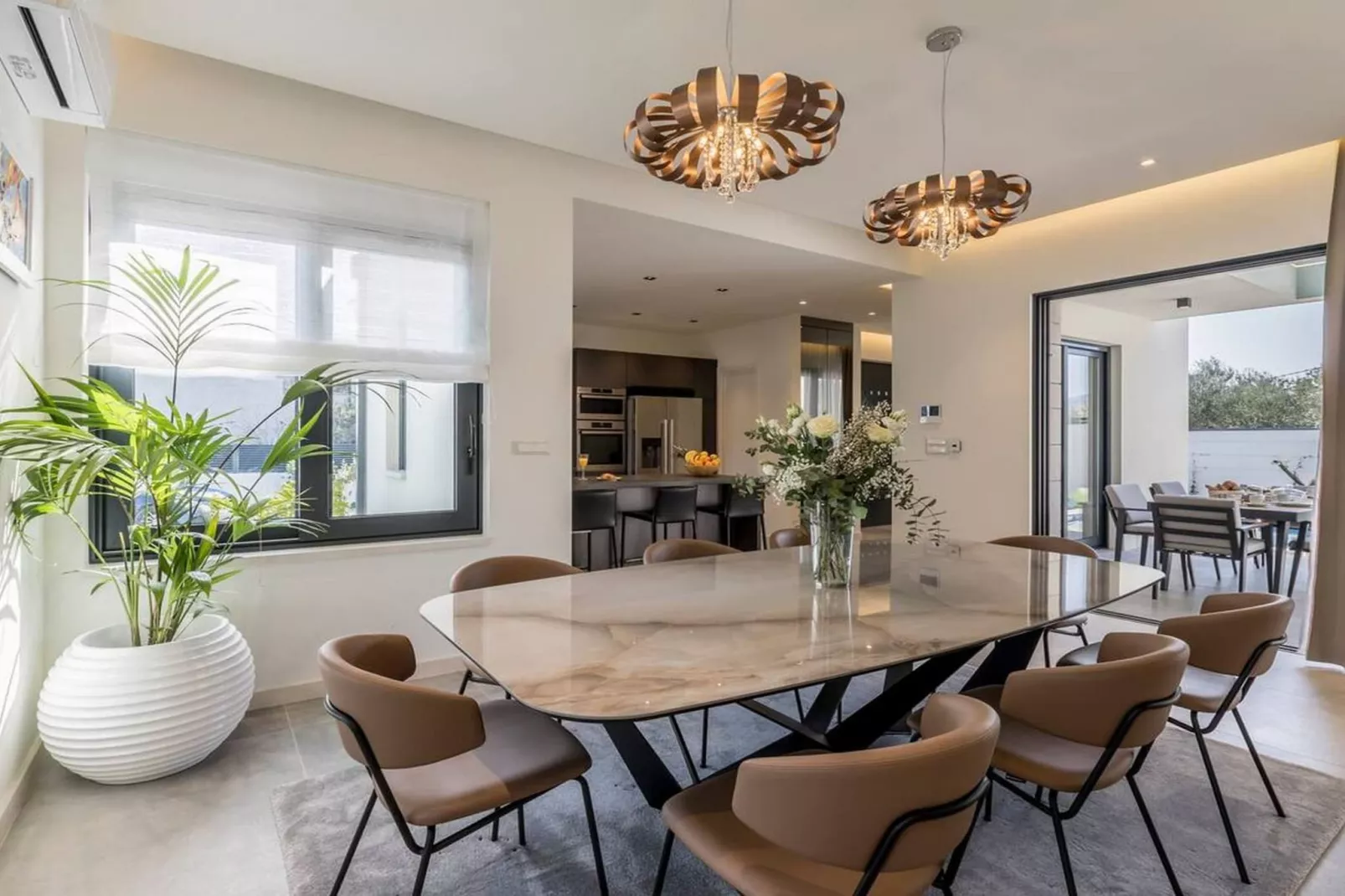Sophisticated Oasis Residence Villa with Pool - Three Bedroom Villa with Pool - Eetkamer