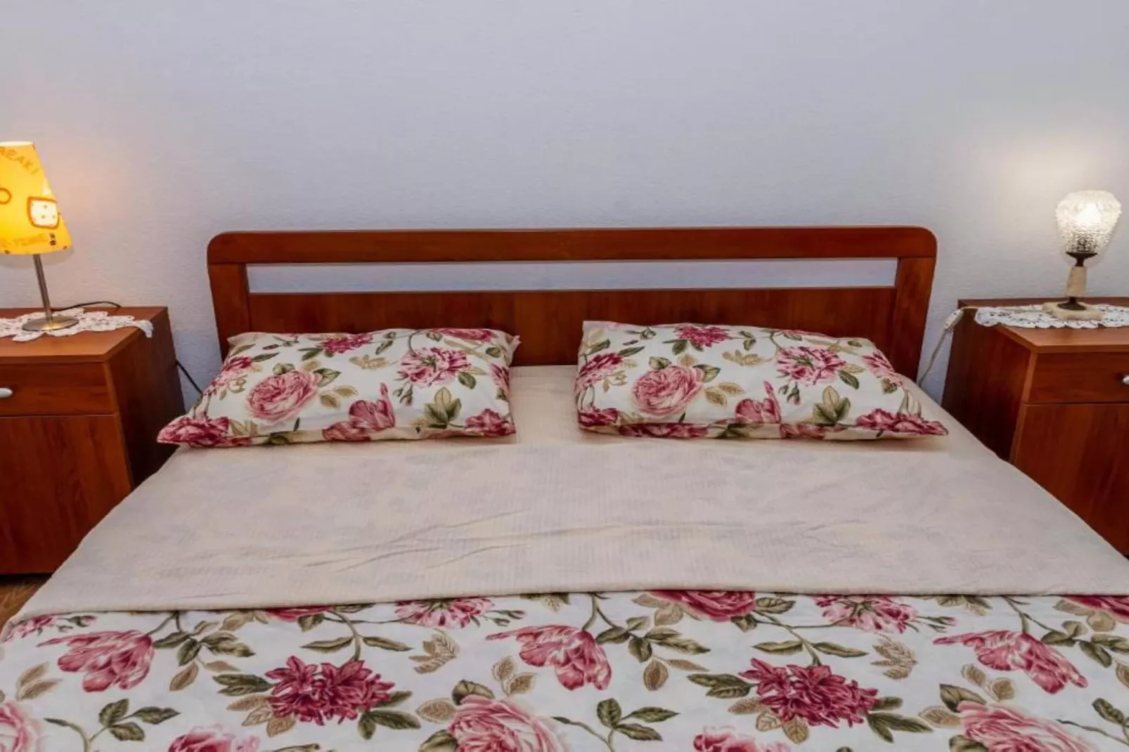 Charming and Cozy Okrug Gornji Apartment with Balcony - One Bedroom Apartment with Balcony - Slaapkamer
