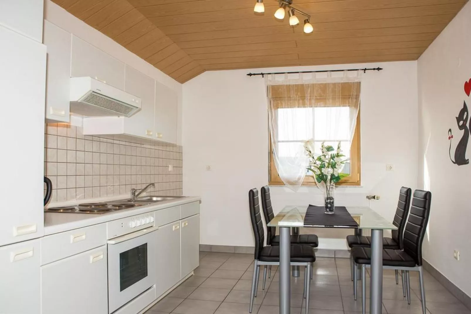 Spacious Holiday Home with Pool and Hot Tub in Kastel Stari - Four Bedroom Holiday Home with Pool - Keuken