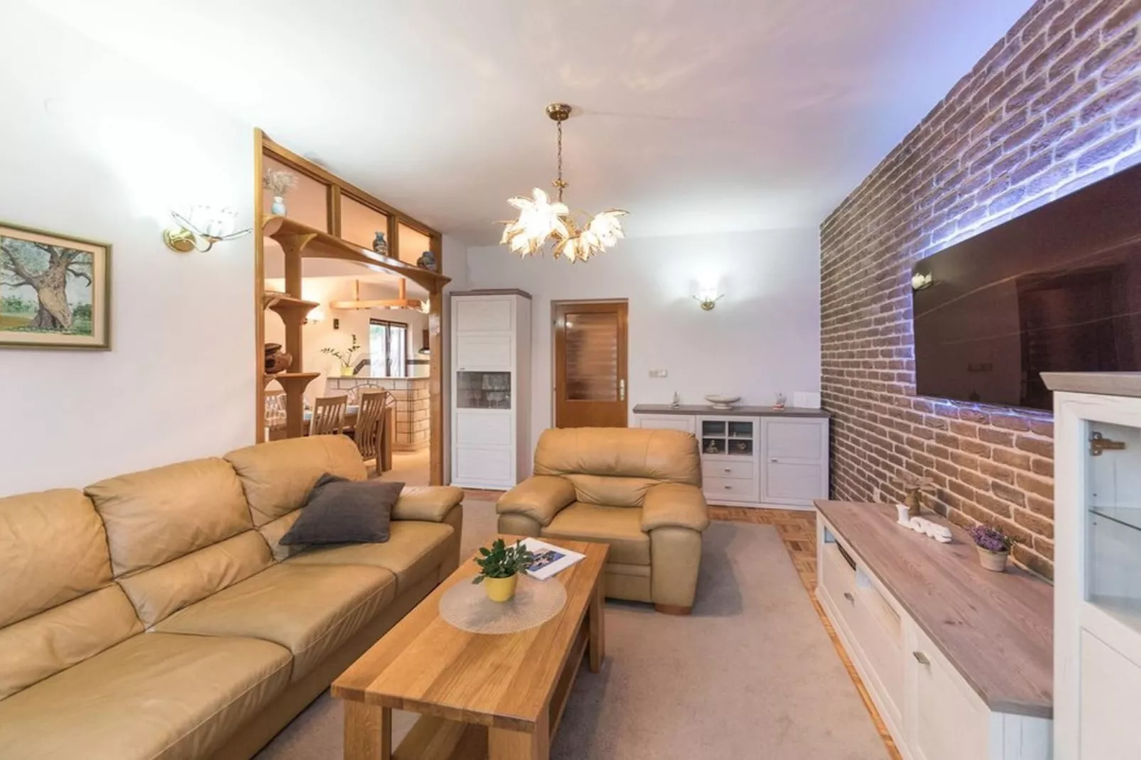 Relaxing Holiday Home with Pool, Fitness Area, and Entertainment Facilities - Six Bedroom Holiday Home - Woonkamer