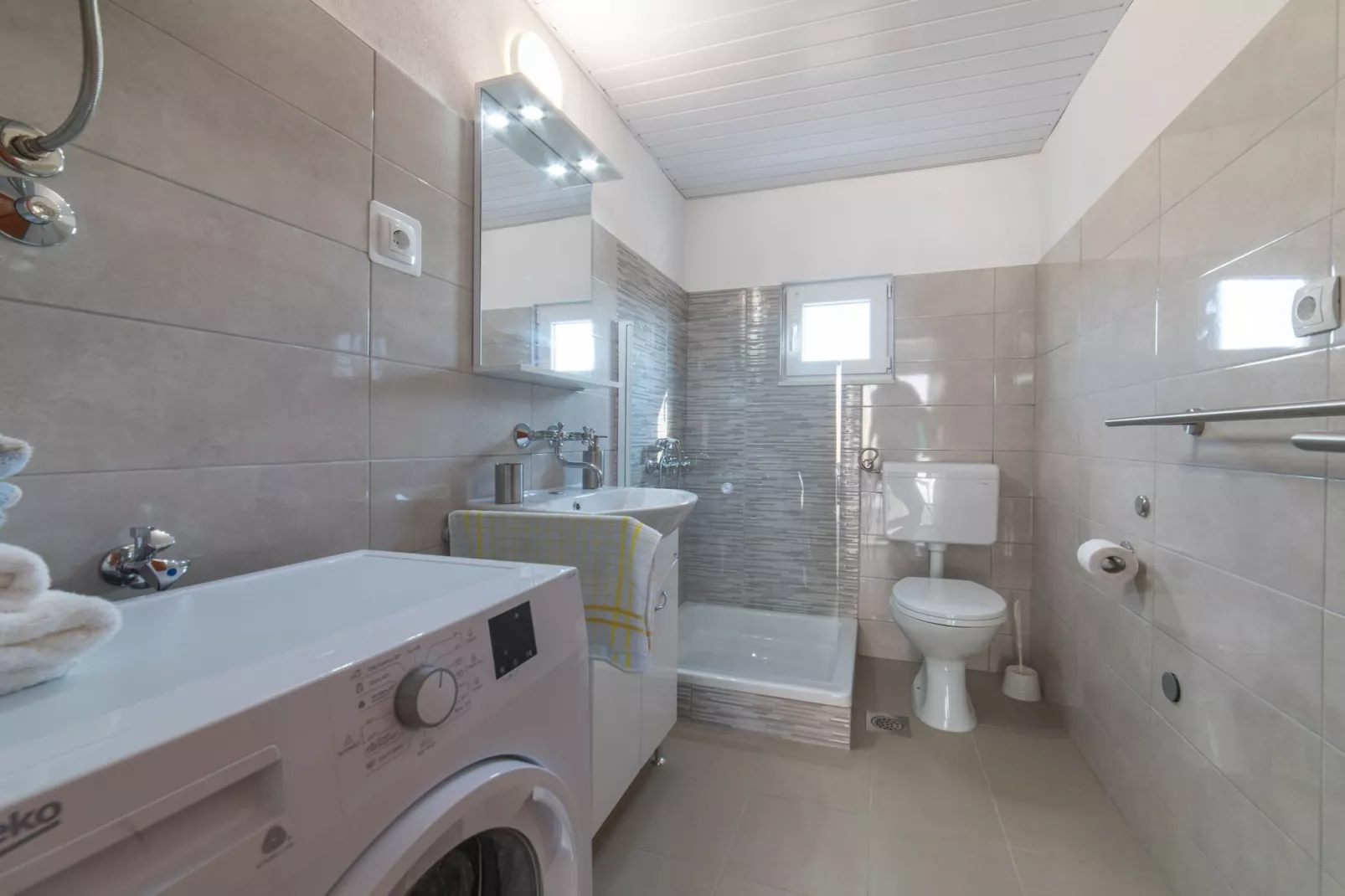 Serene Retreat Holiday Home with Pool - Two Bedroom Holiday Home with Pool - Keuken