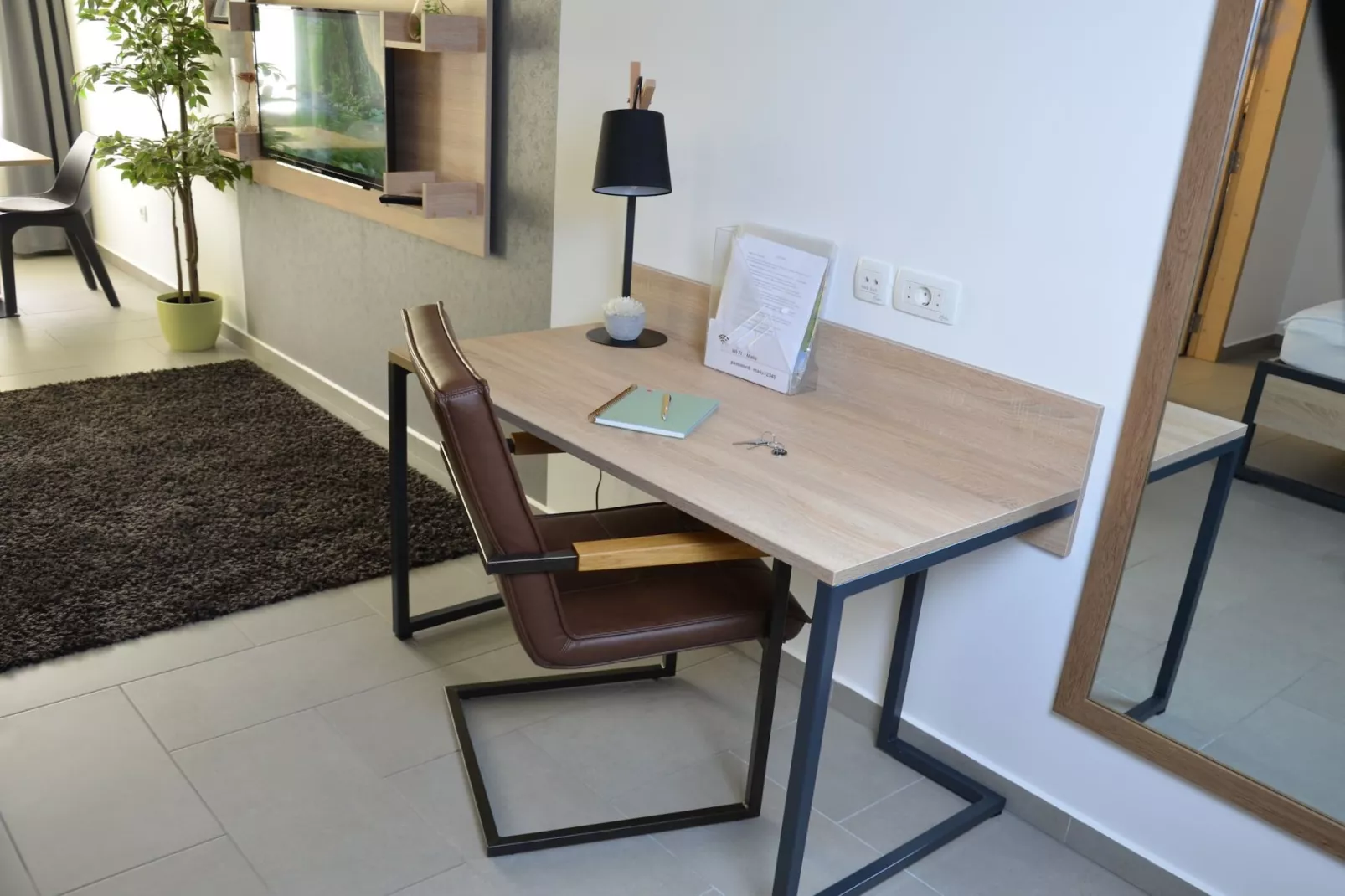 Stylish Apartments with Osijek Near Top Attractions - Comfort Studio Apartment - Maks - Woonkamer