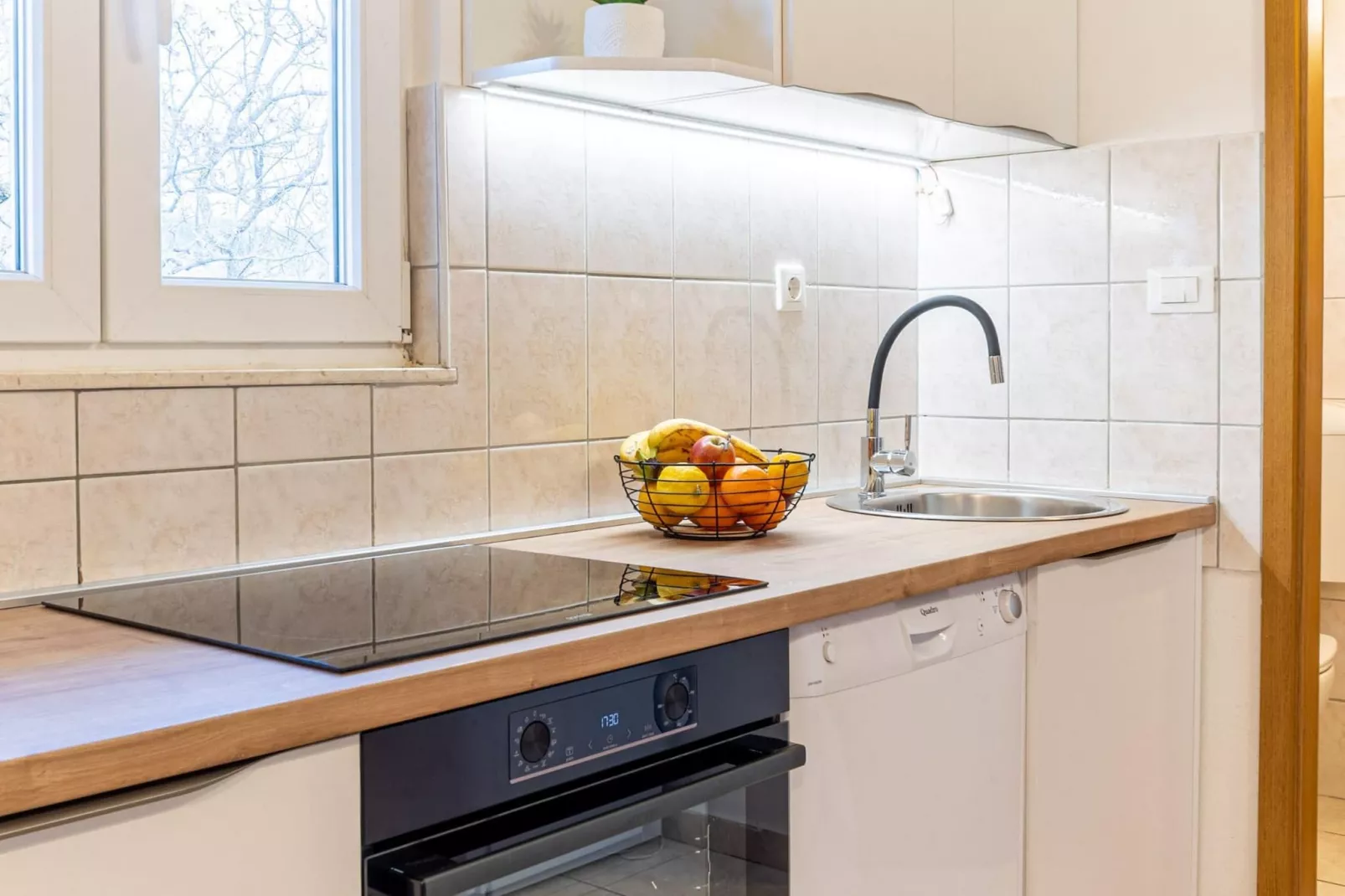 Spacious Prgomet Retreat with Private Pool, Fitness Centre, and Garden - Three Bedroom Villa - Keuken