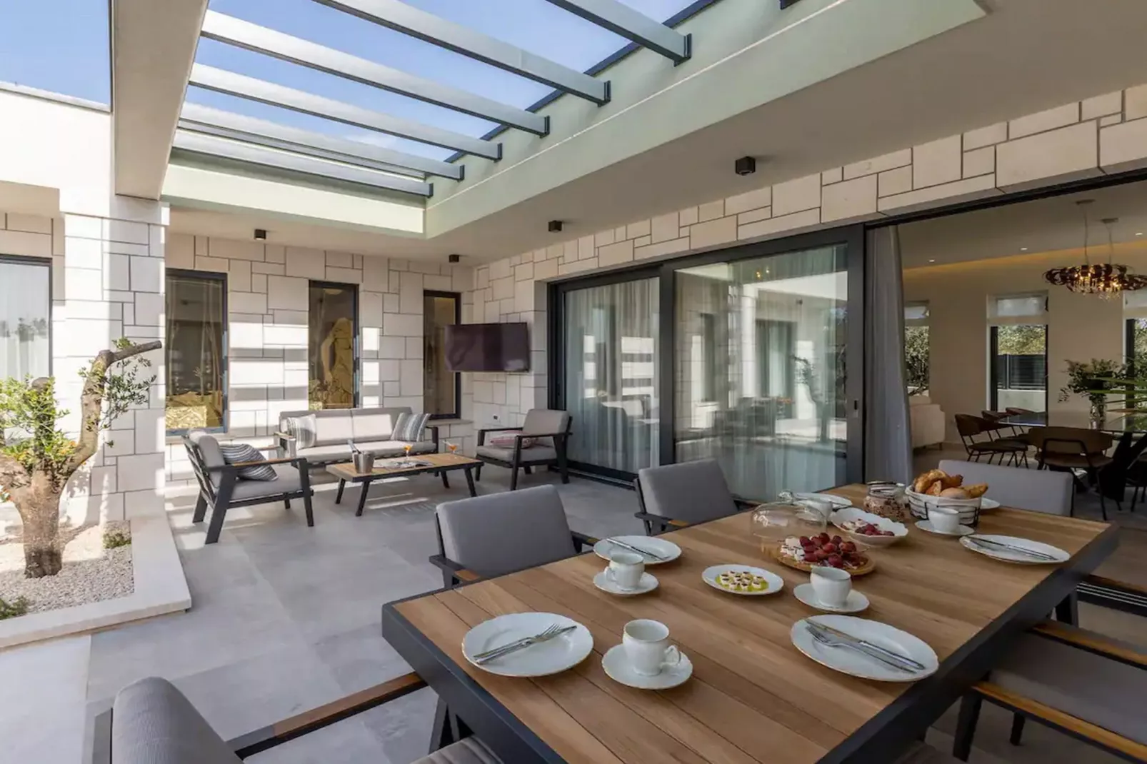 Sophisticated Oasis Residence Villa with Pool - Three Bedroom Villa with Pool - Eetkamer
