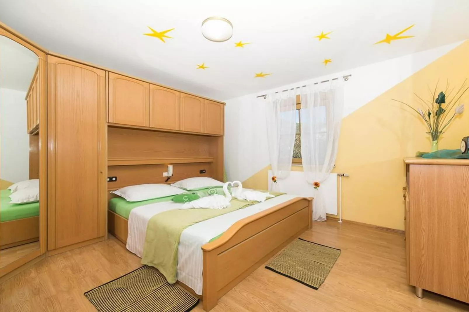 Spacious Holiday Home with Pool and Hot Tub in Kastel Stari - Four Bedroom Holiday Home with Pool - Slaapkamer