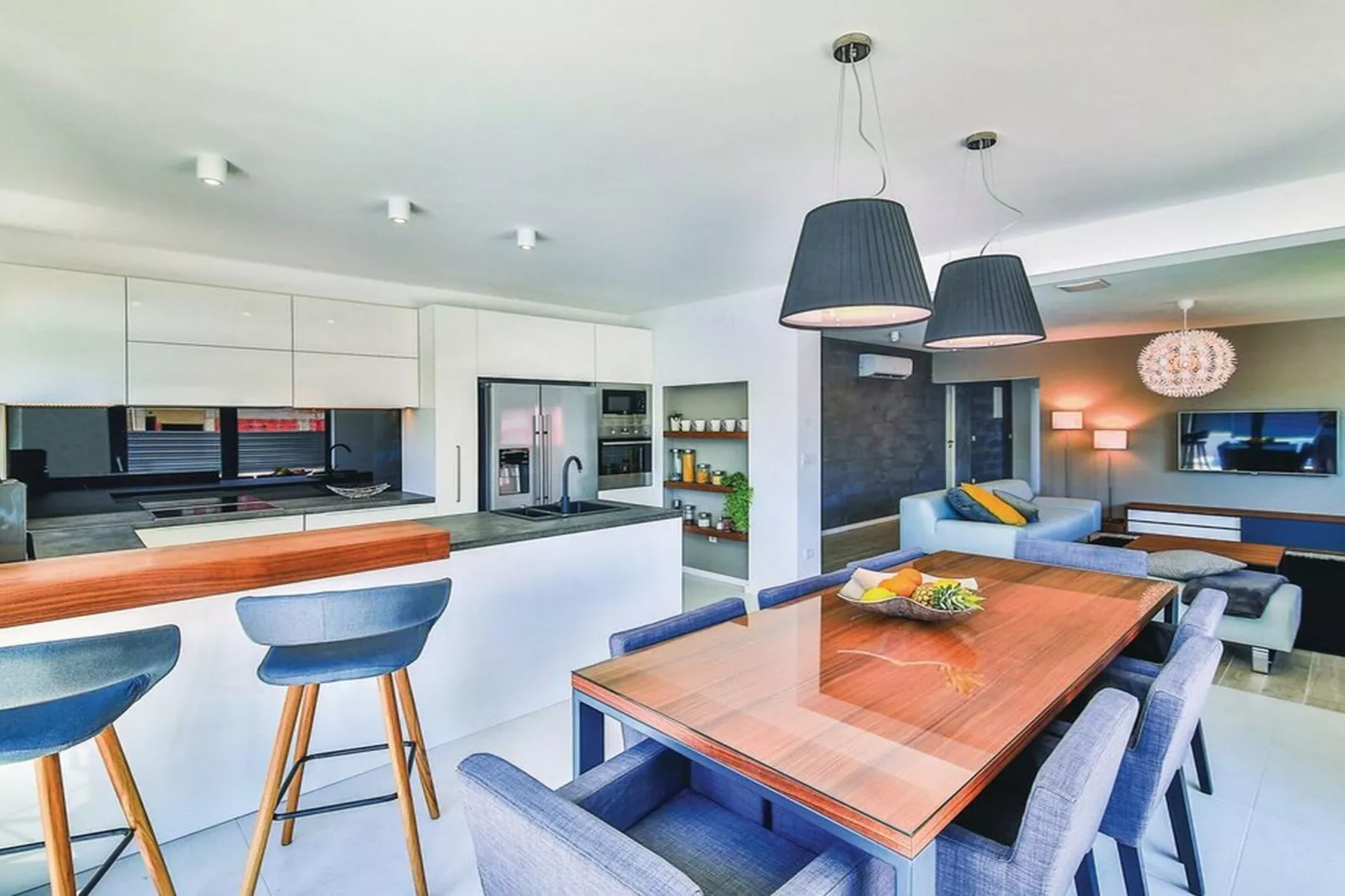 Modern Kastel Villa with Private Pool, Gym, and Large Outdoor Space - Eight Bedroom Villa - Woonkamer