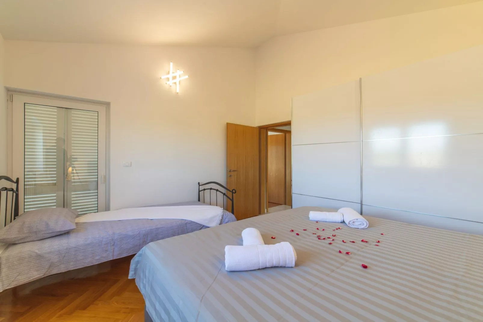 Idyllic Getaway Lovrec Villa with Pool - Five Bedroom Villa with Pool - Slaapkamer