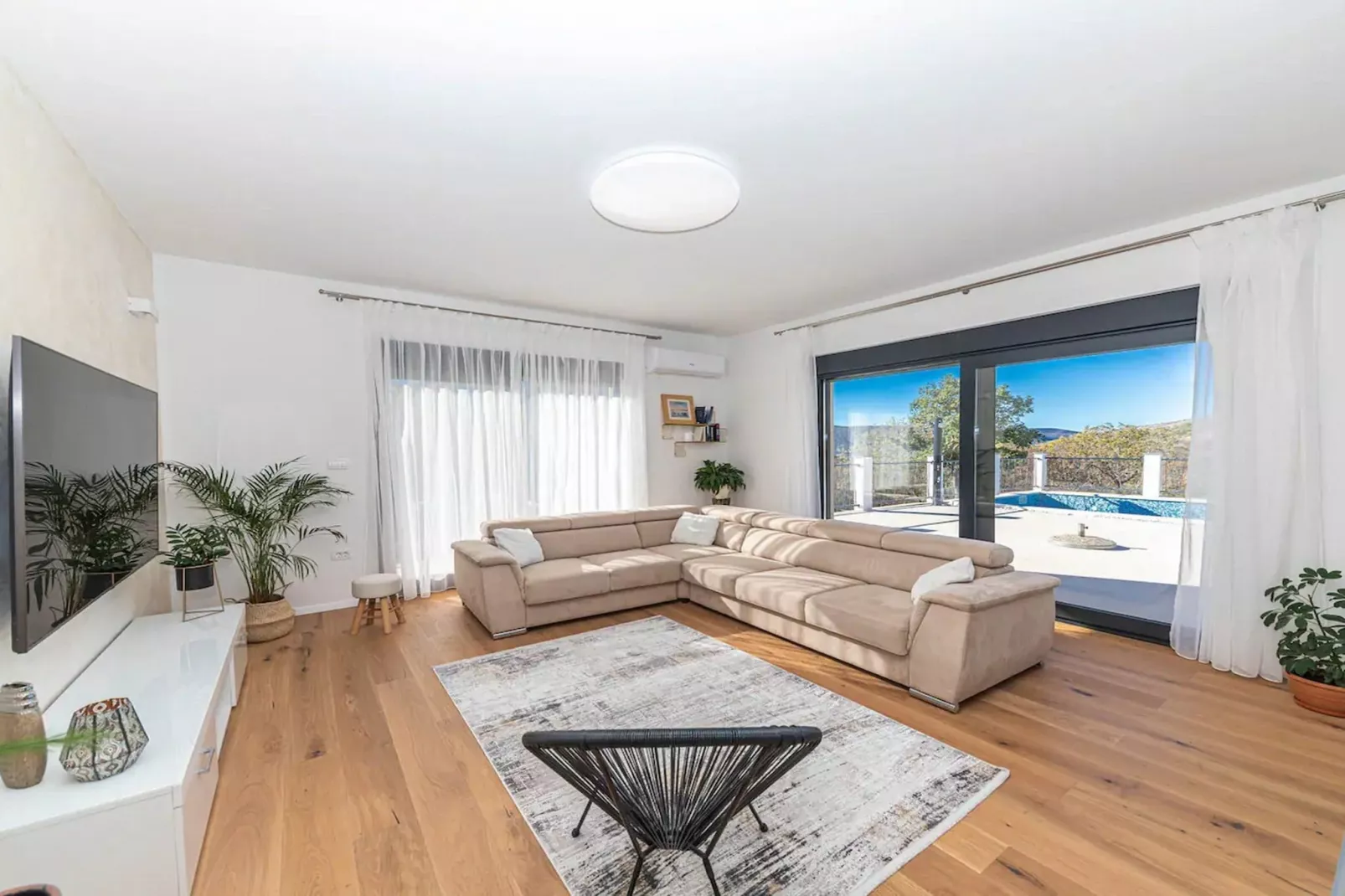 Luxurious Sanctuary Villa Primorski Dolac with Pool - Three Bedroom Villa with Pool - Woonkamer