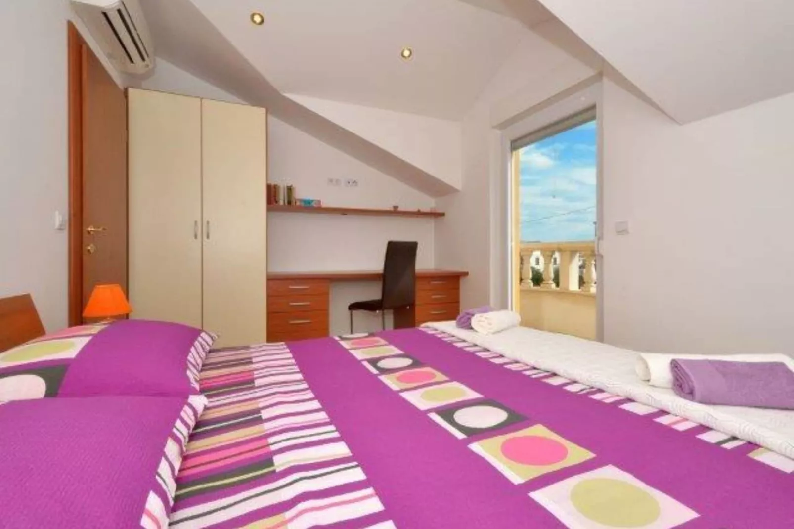 Bright Kaštela Apartment with Balcony and Private Parking - Two Bedroom Apartment - Slaapkamer