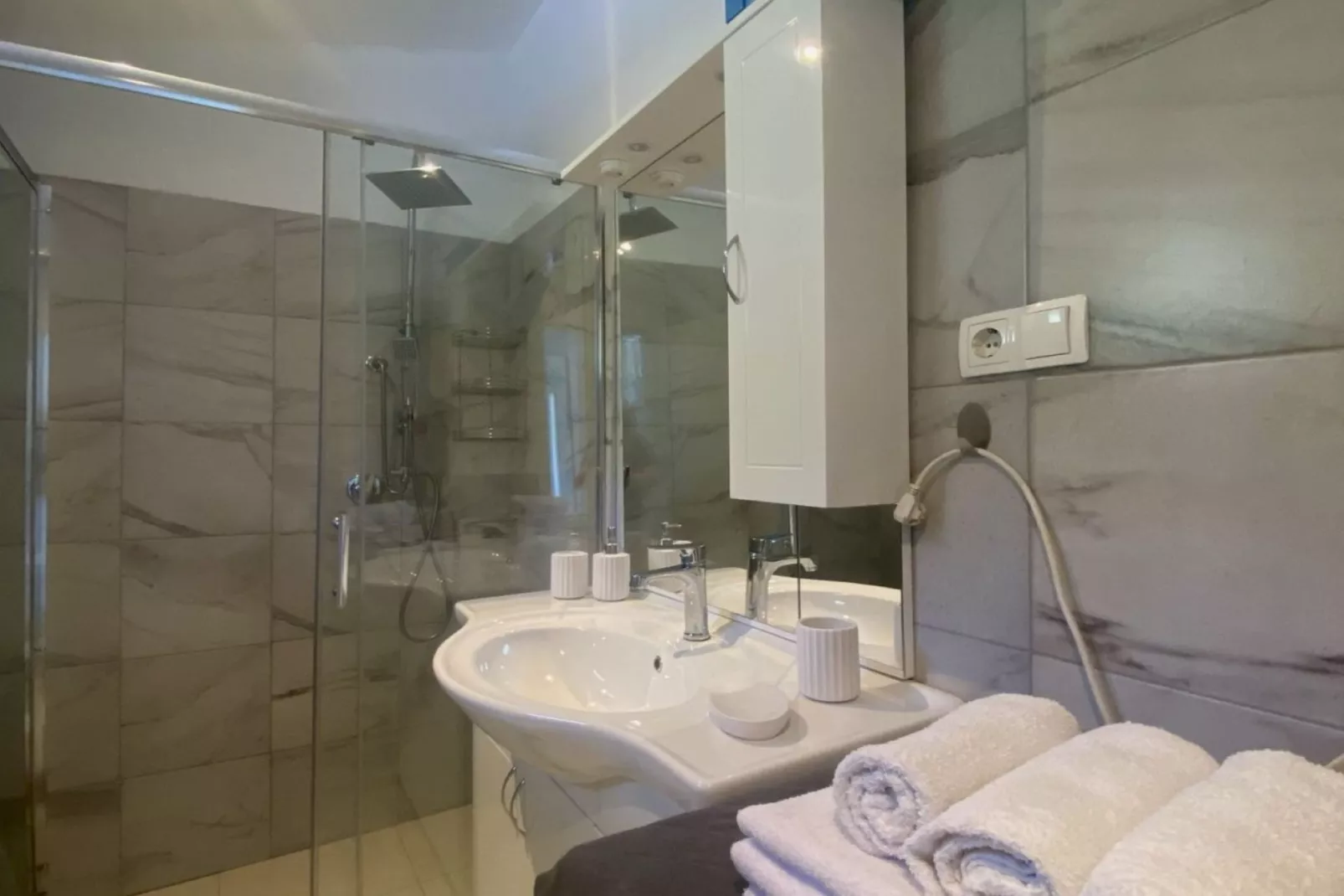 Luxury Lovran Apartments with Swimming Pool - Classic One Bedroom Apartment - Badkamer