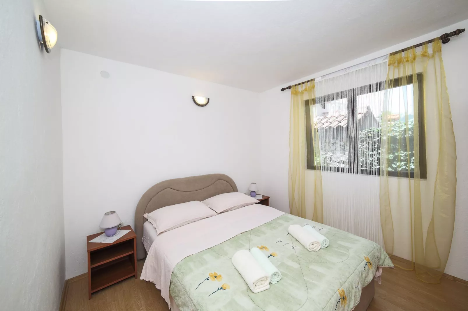Cozy Beachfront Holiday Home Slatine - Five Bedroom Holiday Home with Terrace and Sea View - Slaapkamer