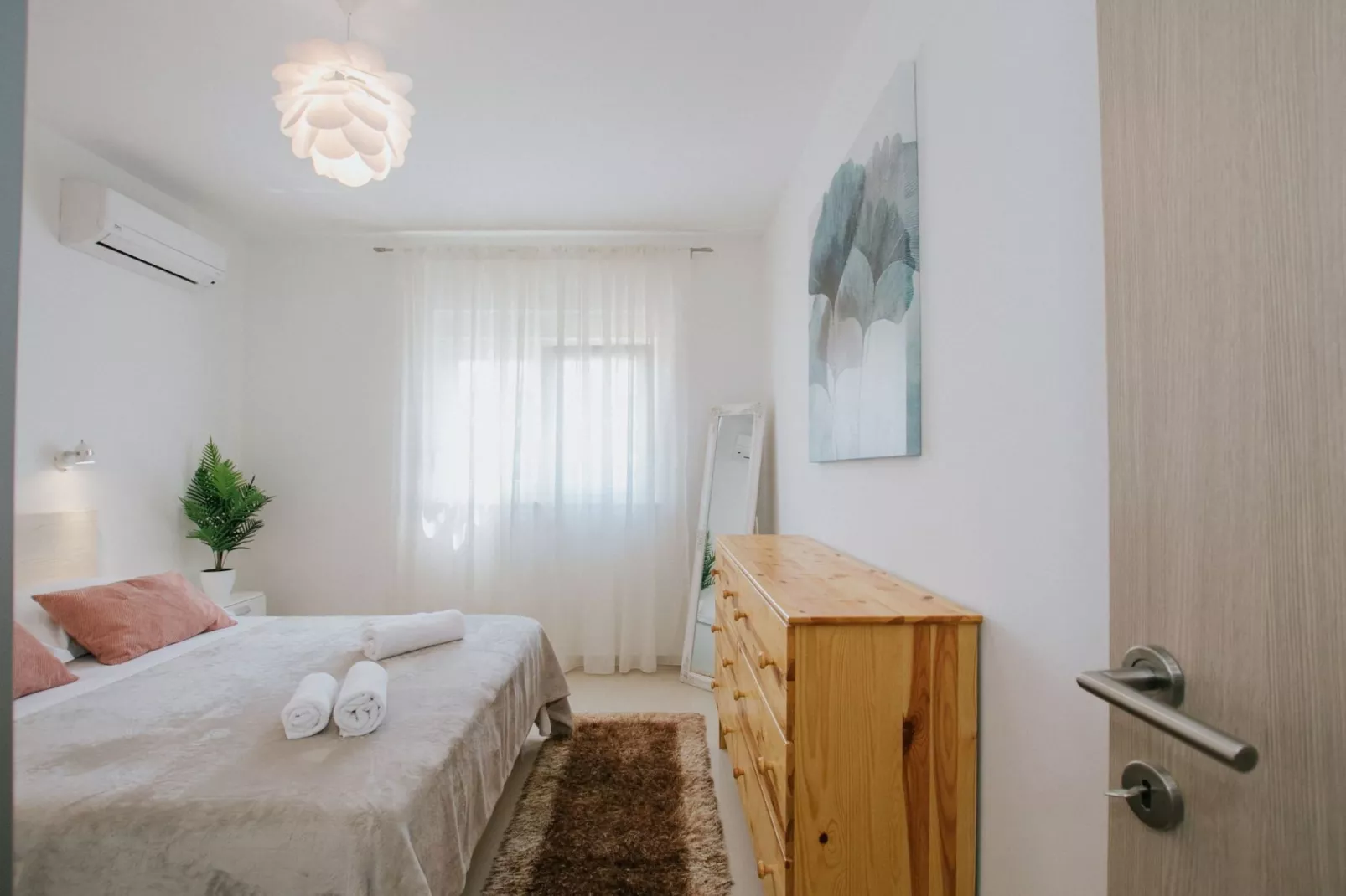Scenic Sea View Apartment Trogir - Two Bedroom Apartment with Balcony and Sea View - Slaapkamer