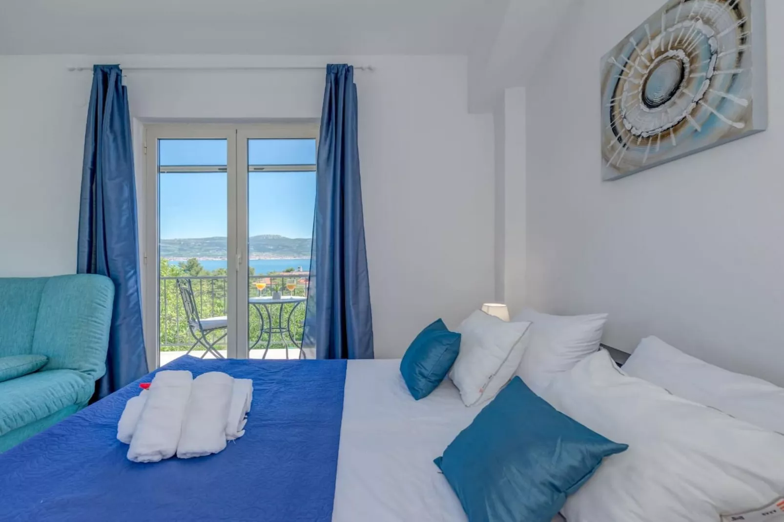 Seaside Getaway Holiday Home with Patio Slatine - Three Bedroom Holiday Home - Slaapkamer