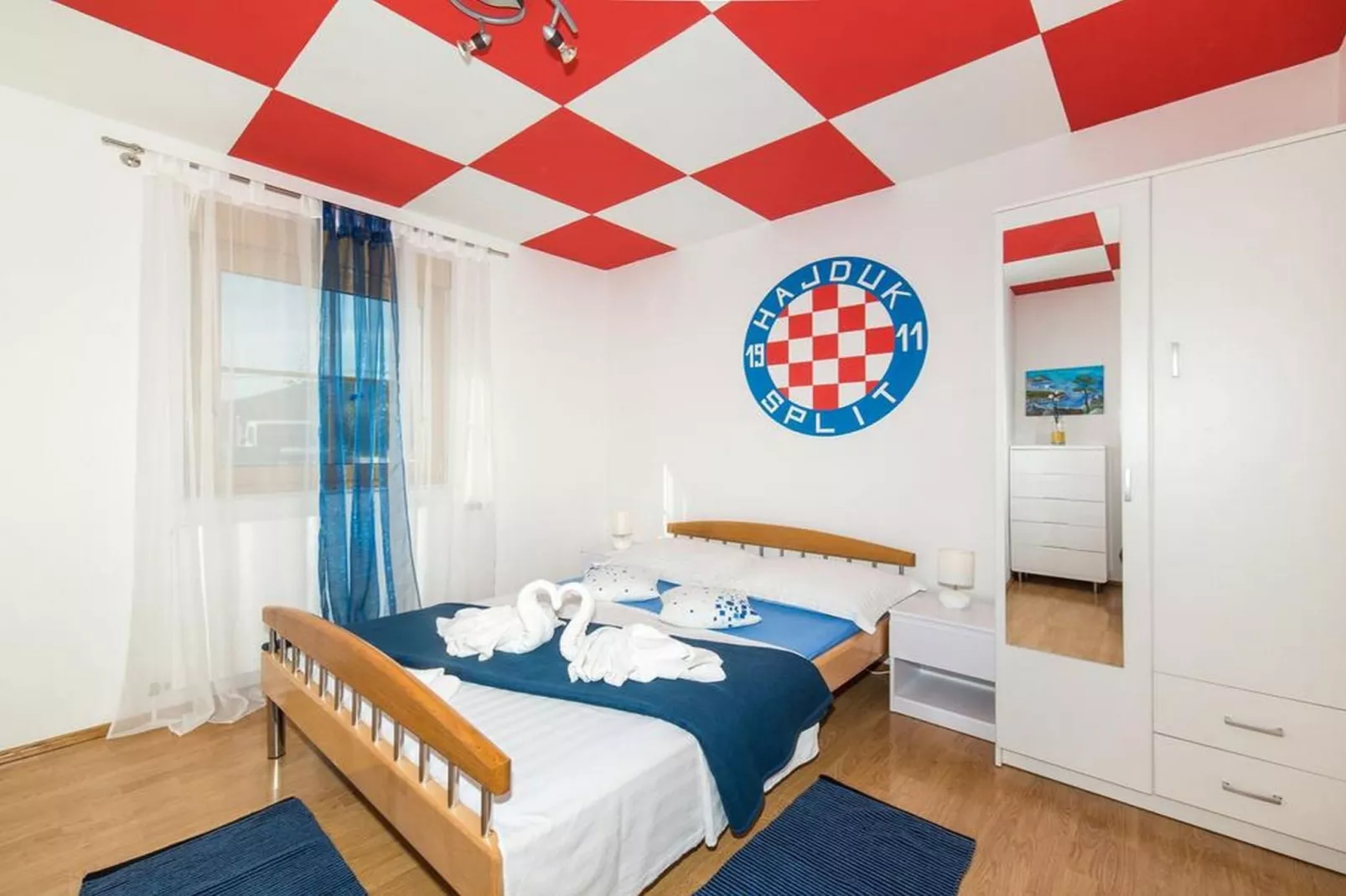 Spacious Holiday Home with Pool and Hot Tub in Kastel Stari - Four Bedroom Holiday Home with Pool - Slaapkamer