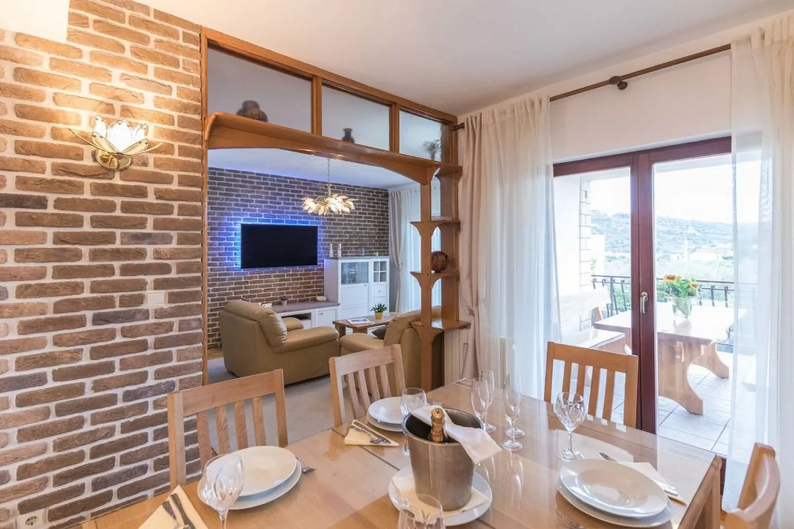 Relaxing Holiday Home with Pool, Fitness Area, and Entertainment Facilities - Six Bedroom Holiday Home - Eetkamer