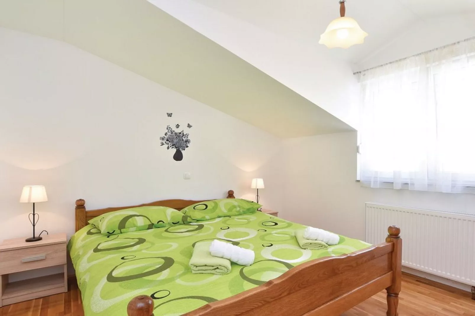 Serene Villa with Pool, BBQ, and Authentic Tavern Surrounded by Nature - Five Bedroom Holiday Home - Slaapkamer