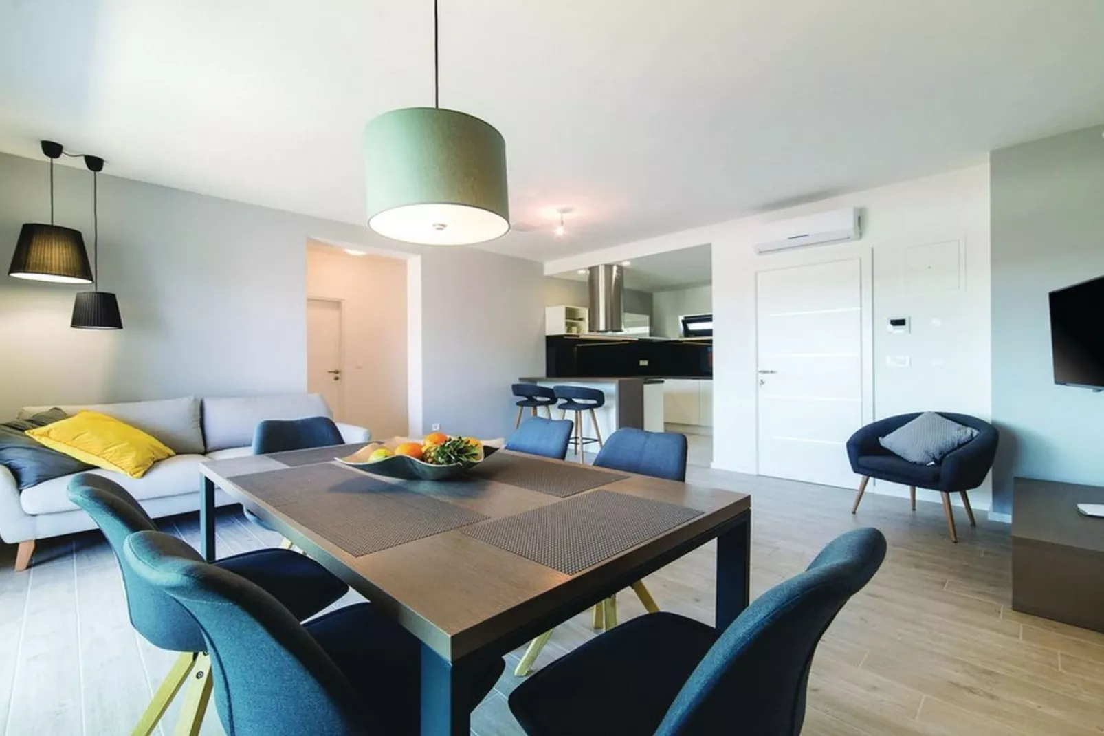 Modern Kastel Villa with Private Pool, Gym, and Large Outdoor Space - Eight Bedroom Villa - Eetkamer