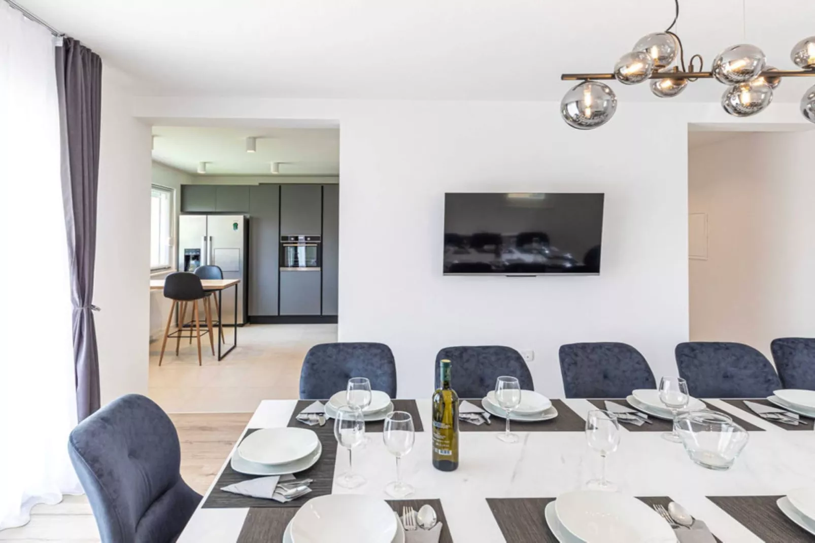Expansive Retreat with Private Pool & BBQ, Near the Beach - Six Bedroom Villa - Eetkamer