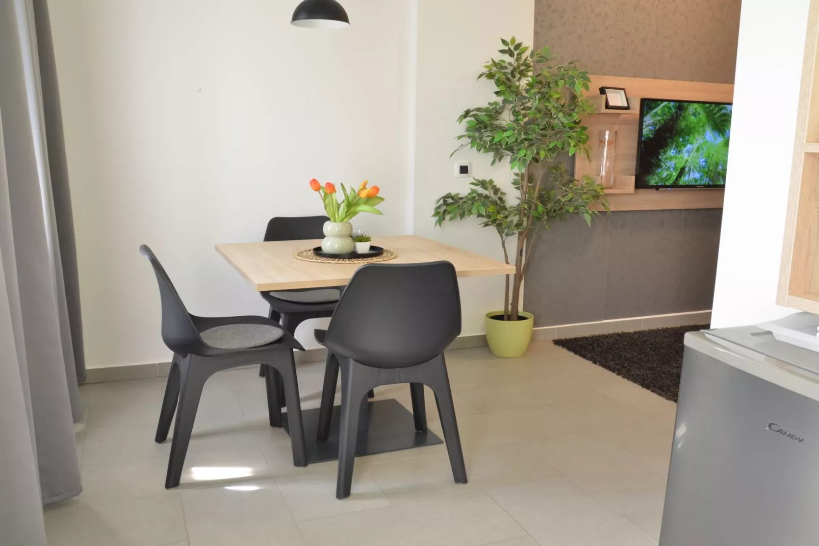 Stylish Apartments with Osijek Near Top Attractions - Comfort Studio Apartment - Maks - Woonkamer