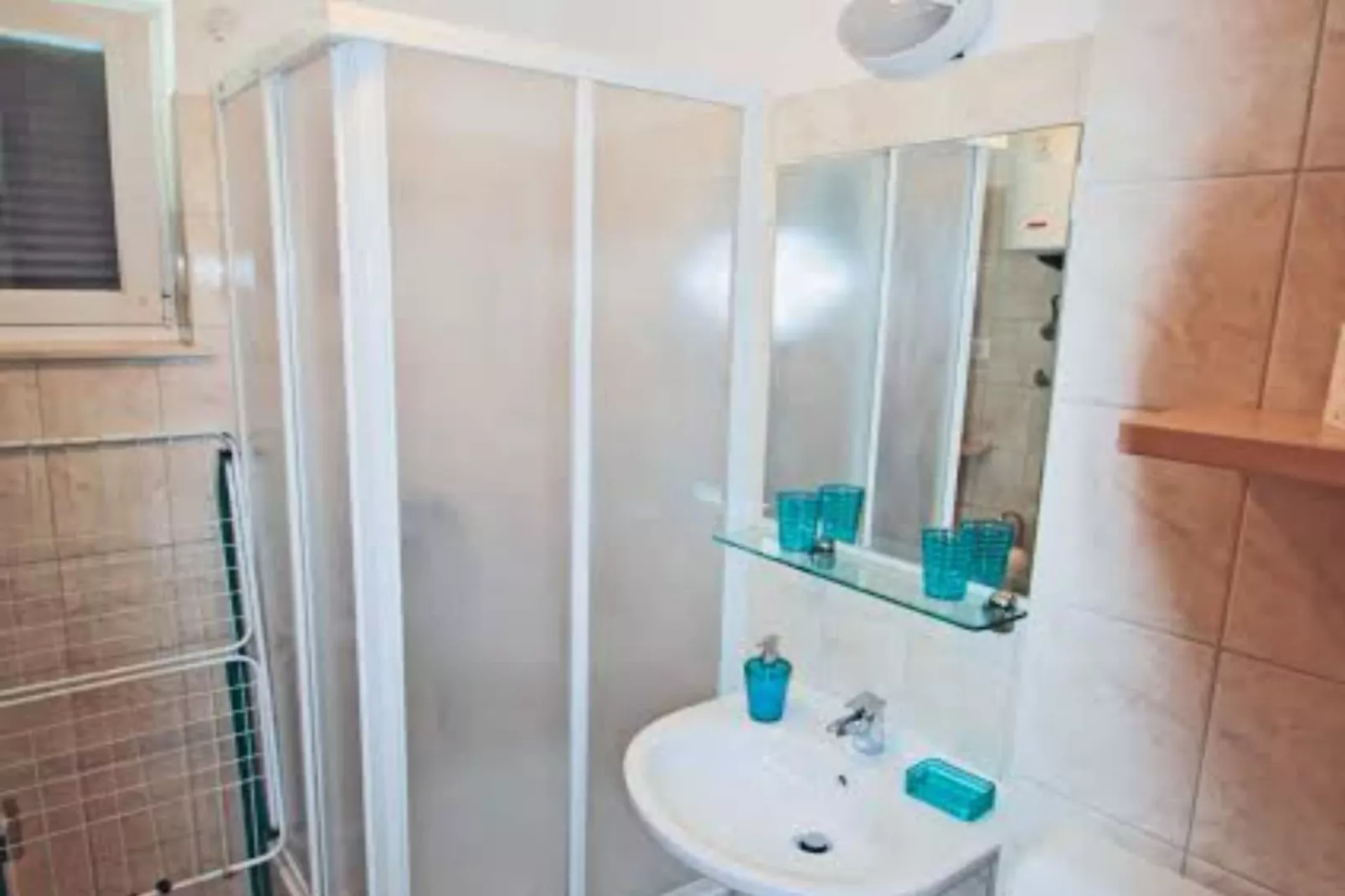 Beachfront Apartments Tamarix - Superior One Bedroom Apartment (Grand) 5 - Badkamer