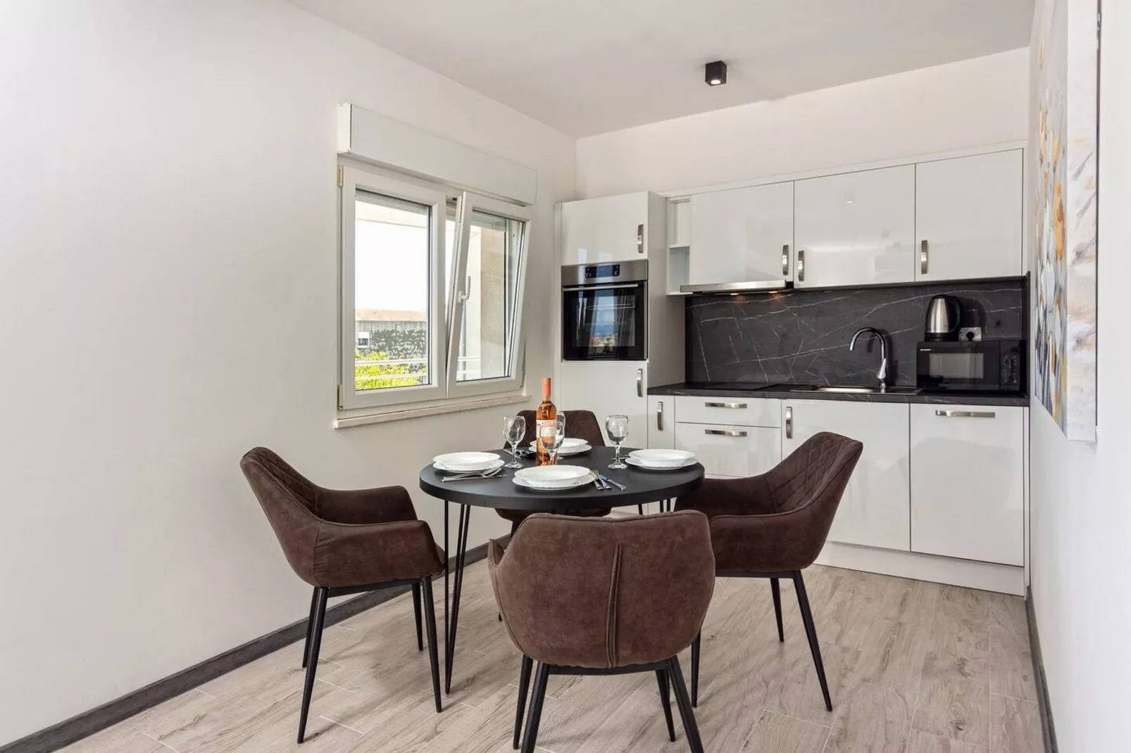 Modern Apartments with Private Balcony - One Bedroom Apartment (Owner S1) - Eetkamer