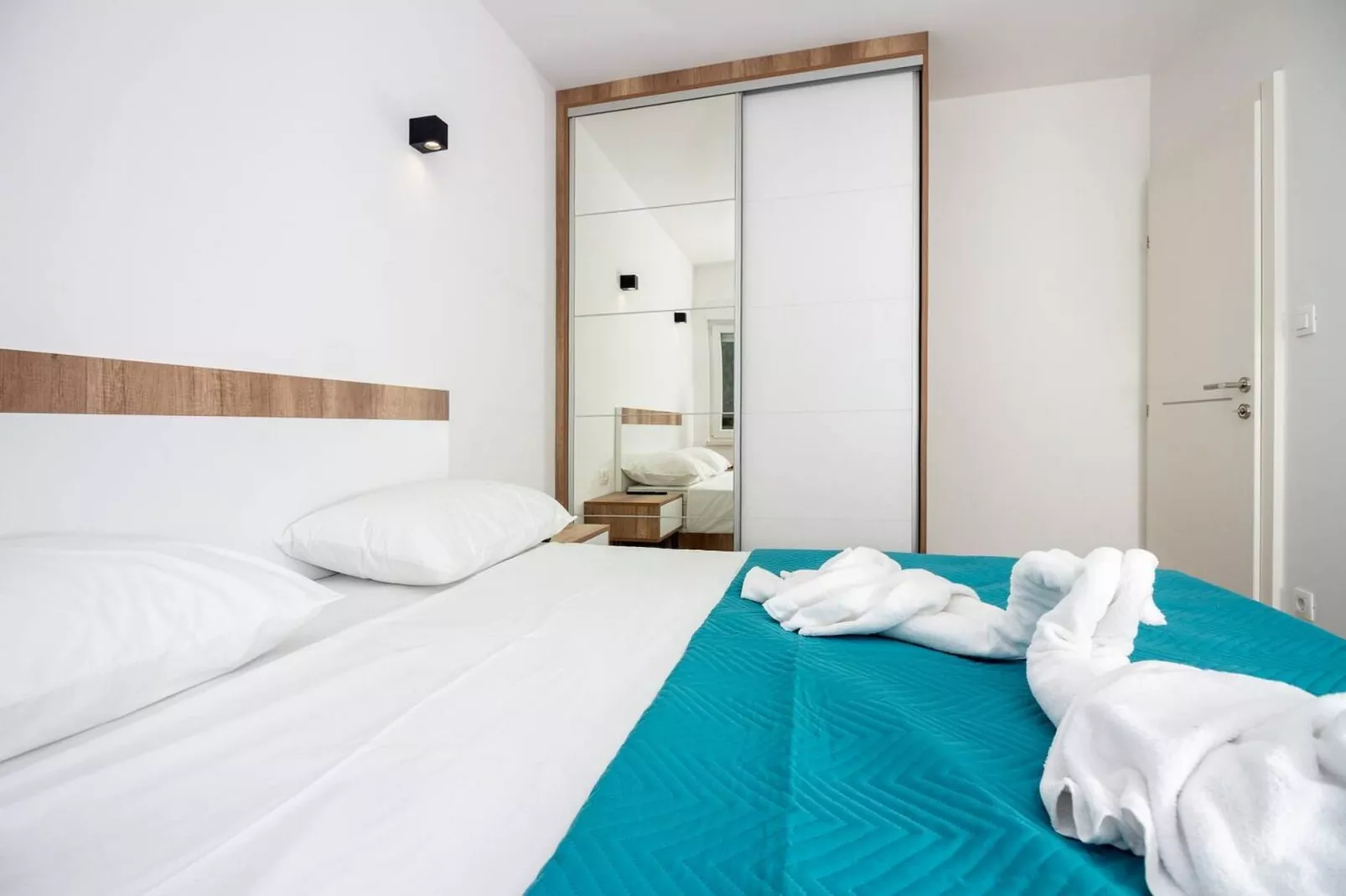 Modern Apartments with Private Balcony - Deluxe One Bedroom Apartment (Owner S3) - Slaapkamer