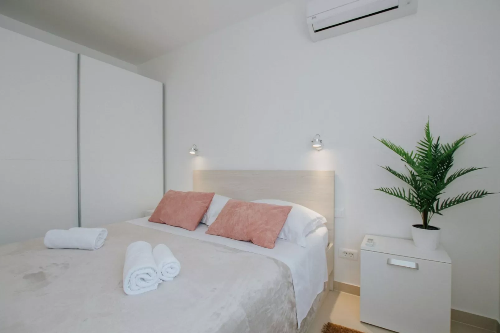 Scenic Sea View Apartment Trogir - Two Bedroom Apartment with Balcony and Sea View - Slaapkamer