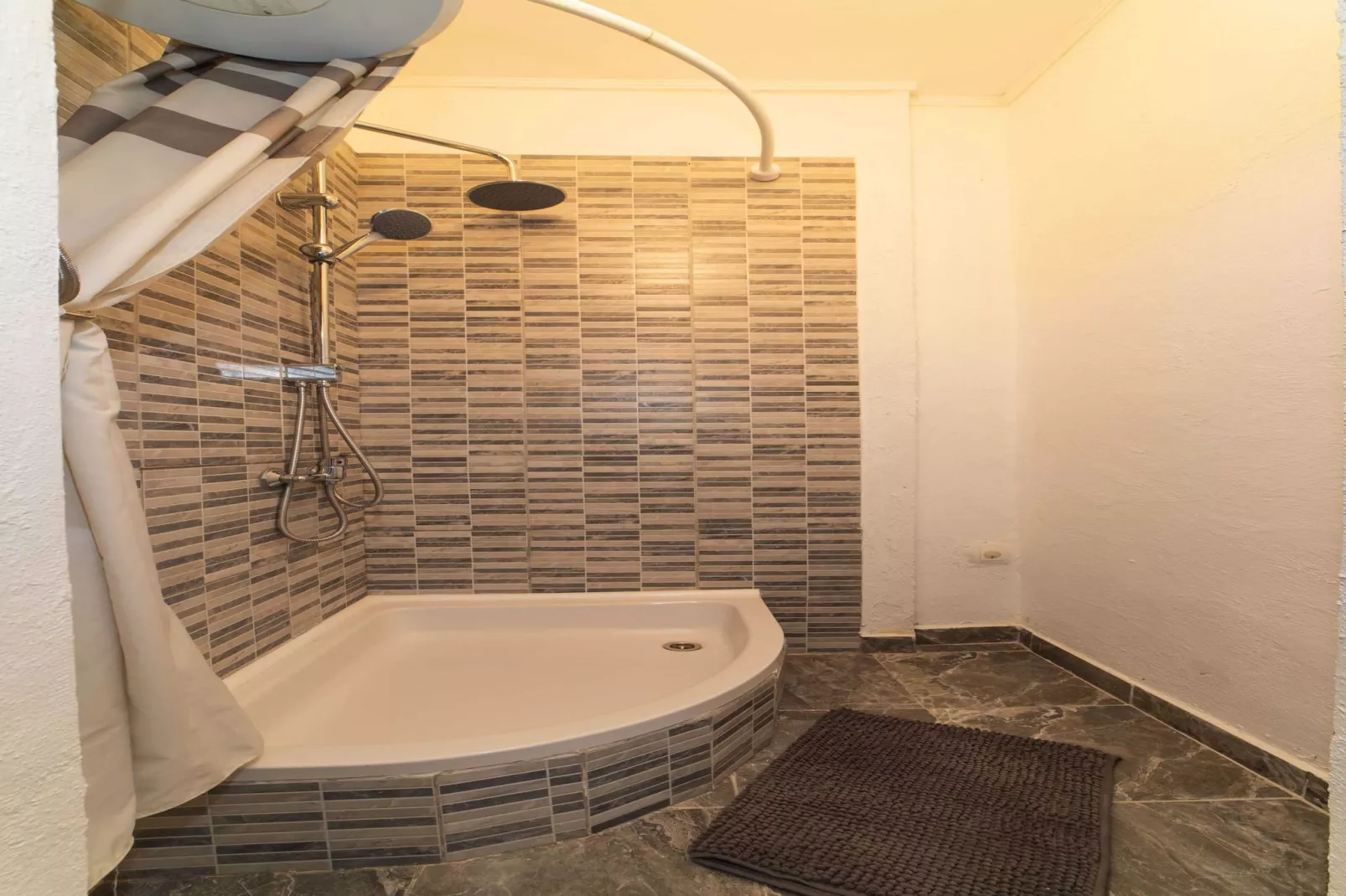 Tranquil and Stylish Apartment Kastel Novi - Studio Apartment with Garden - Badkamer