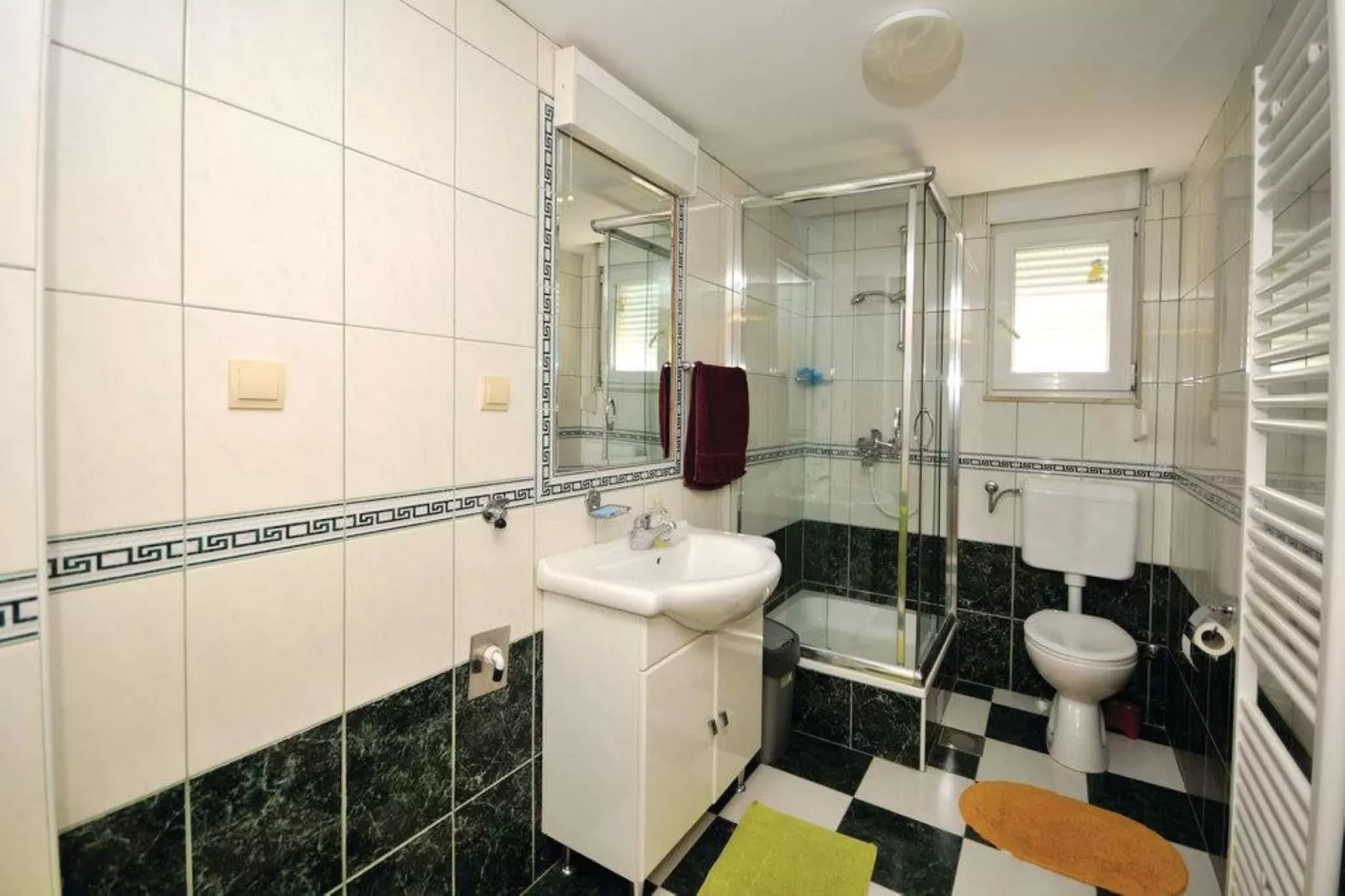 Chic and Stylish Kastel Novi Apartment with Pool - Five Bedroom Apartment With Pool - Badkamer
