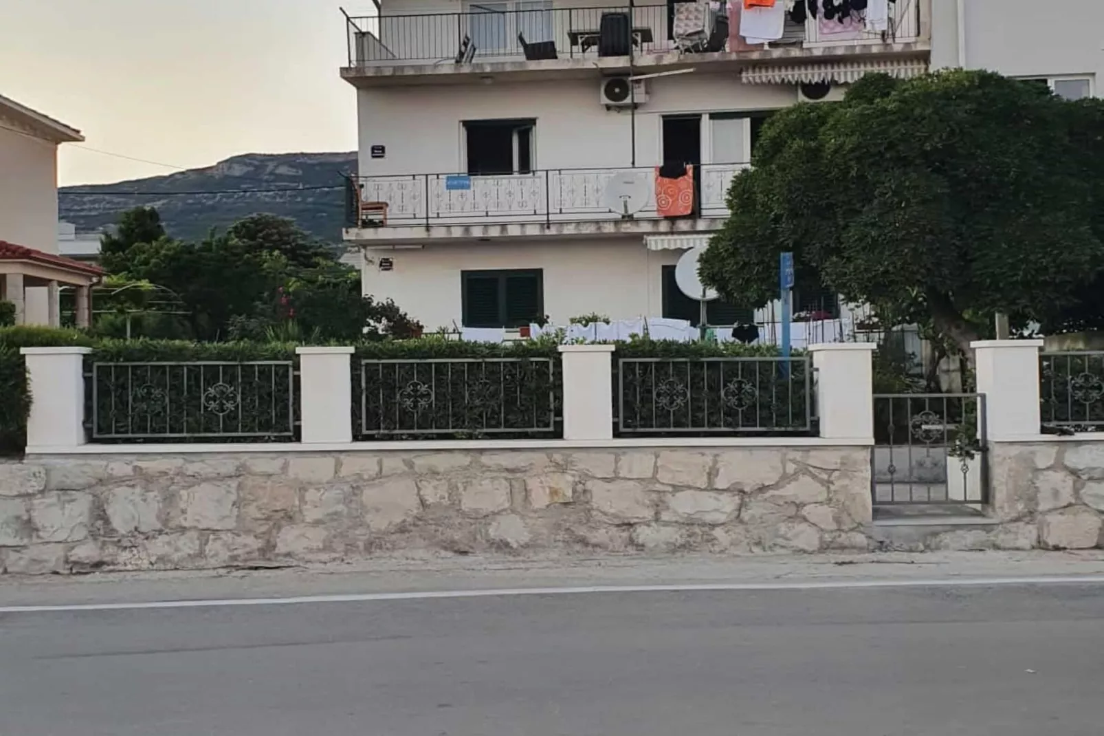 Spacious Apartment Steps from the Beach, with Private Terrace and Grill - Three Bedroom Apartment - Buitenlucht
