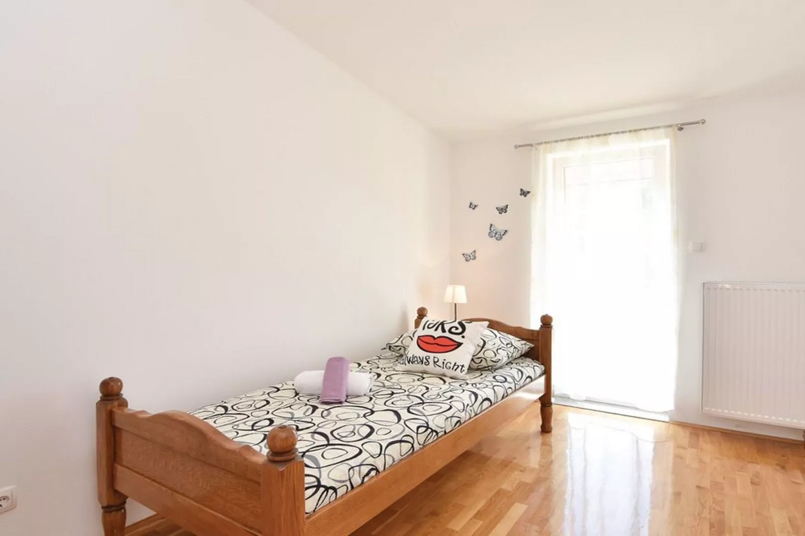 Serene Villa with Pool, BBQ, and Authentic Tavern Surrounded by Nature - Five Bedroom Holiday Home - Slaapkamer