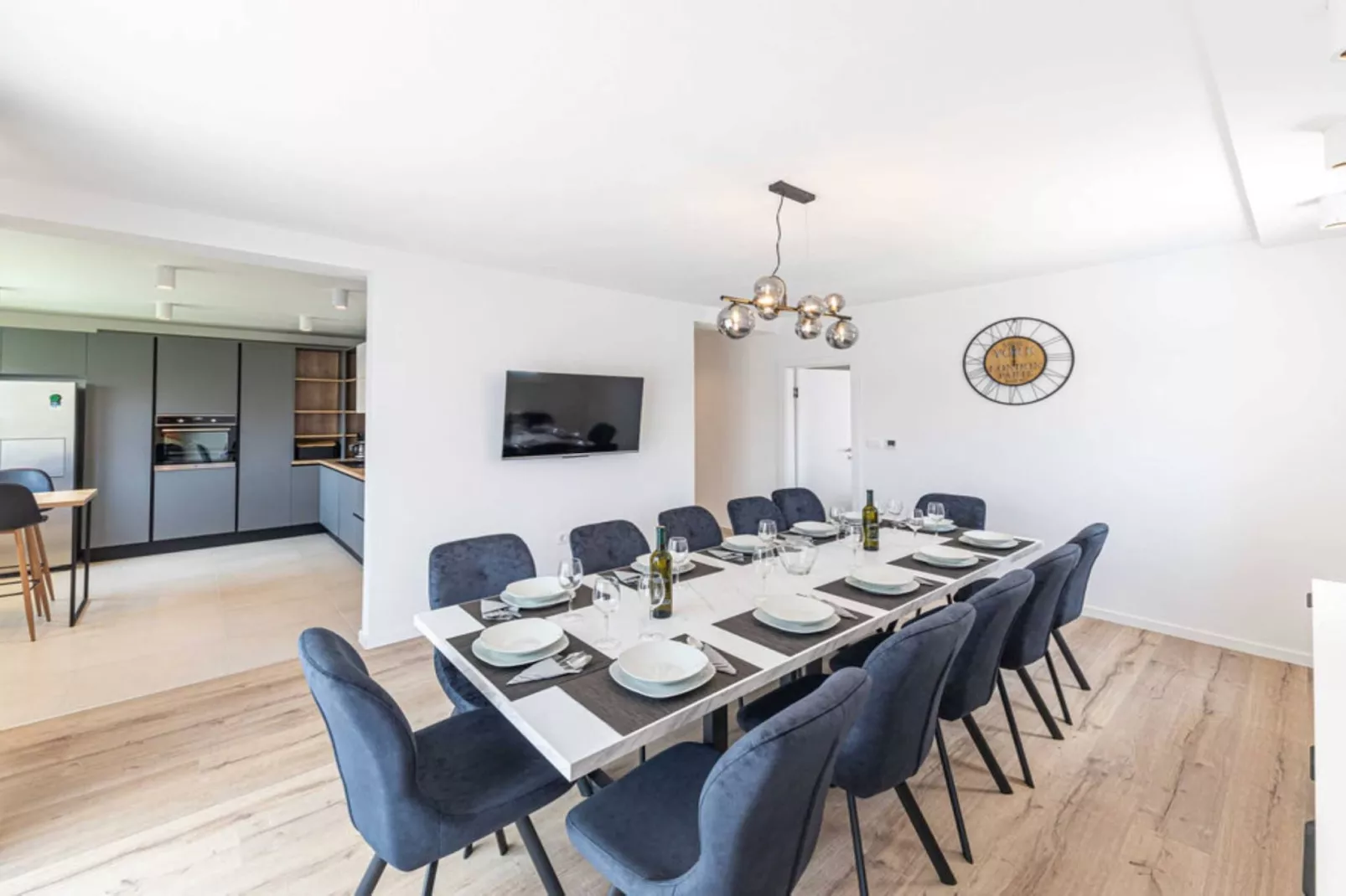 Expansive Retreat with Private Pool & BBQ, Near the Beach - Six Bedroom Villa - Eetkamer
